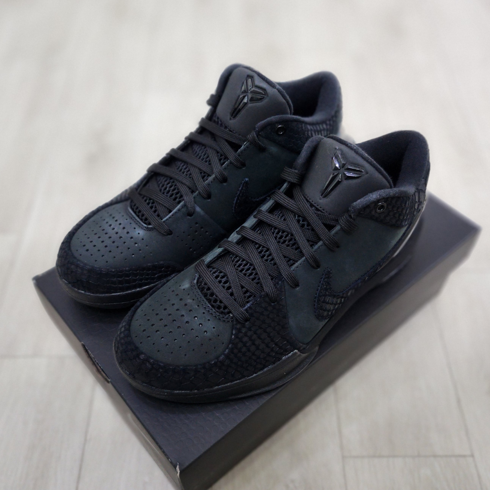 Nike Kobe 4 Protro Black University Gold 착용 스타일 - 2