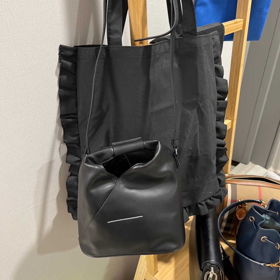 MM6 Maison Margiela Japanese Classic Crossbody Bag Black 착용 스타일