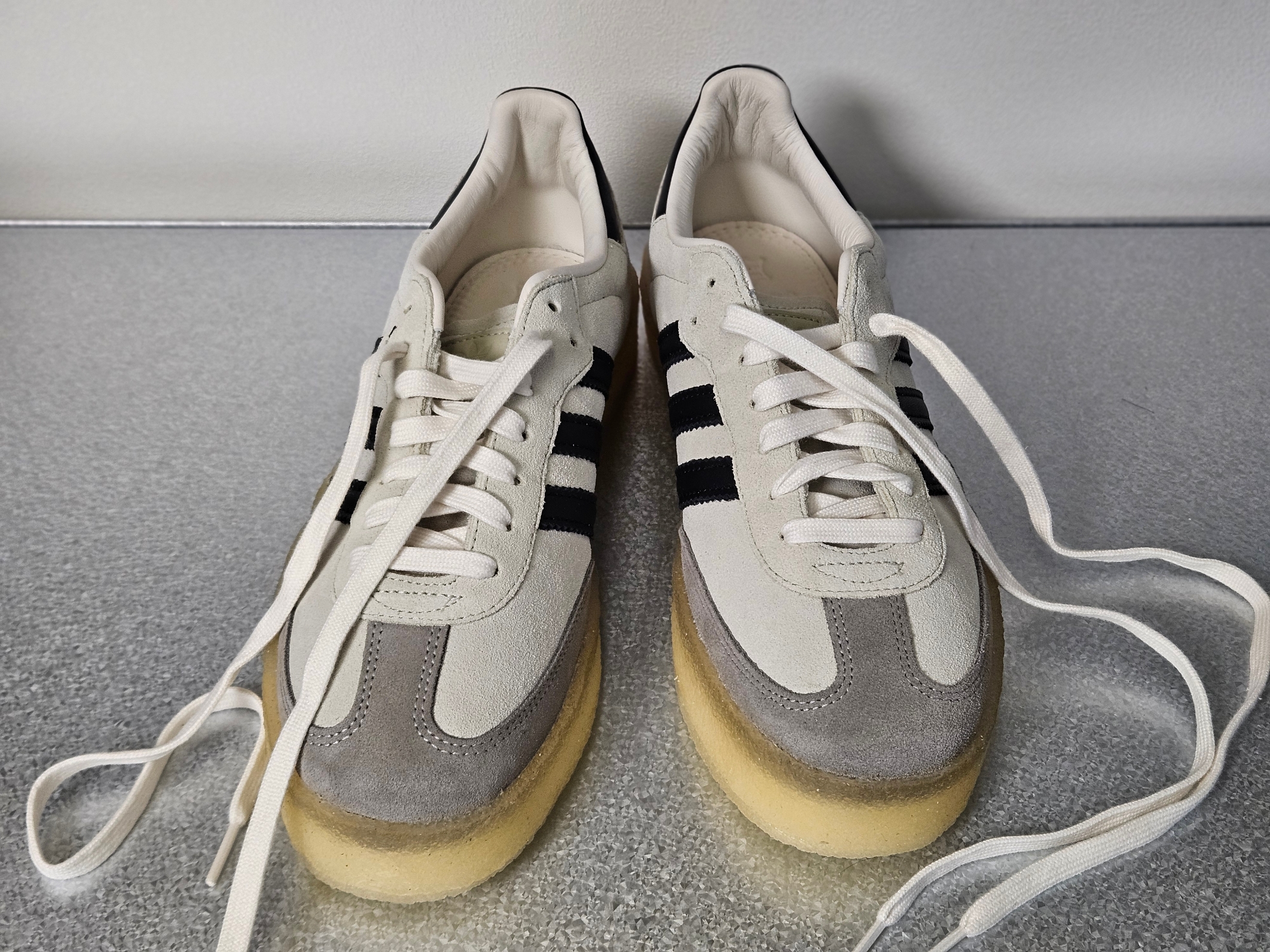 Adidas x Clarks x Ronnie Fieg 8th Street Samba Chalk White Core Black 착용 스타일 - 3