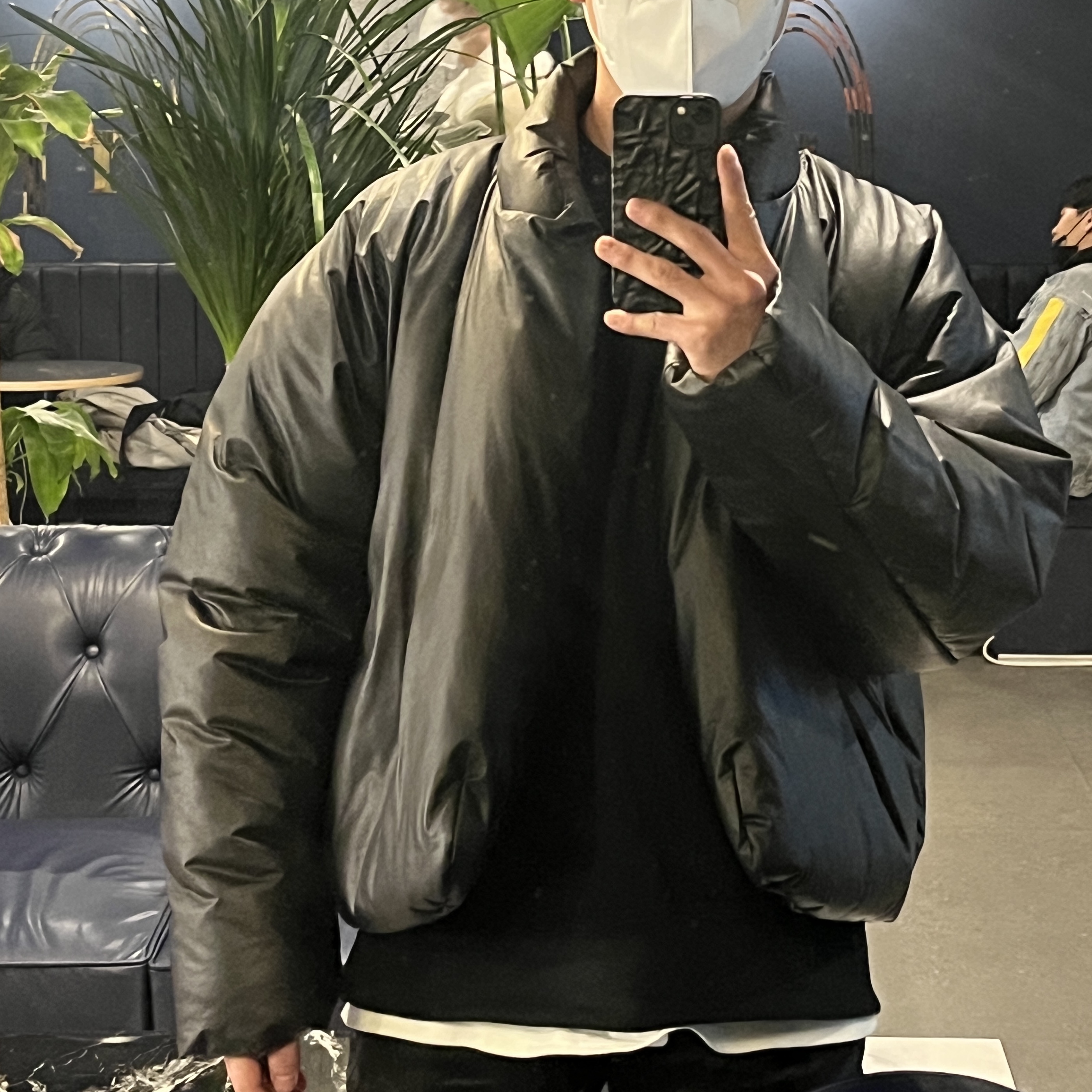 Yeezy Gap Round Jacket Black 착용 스타일 - 2