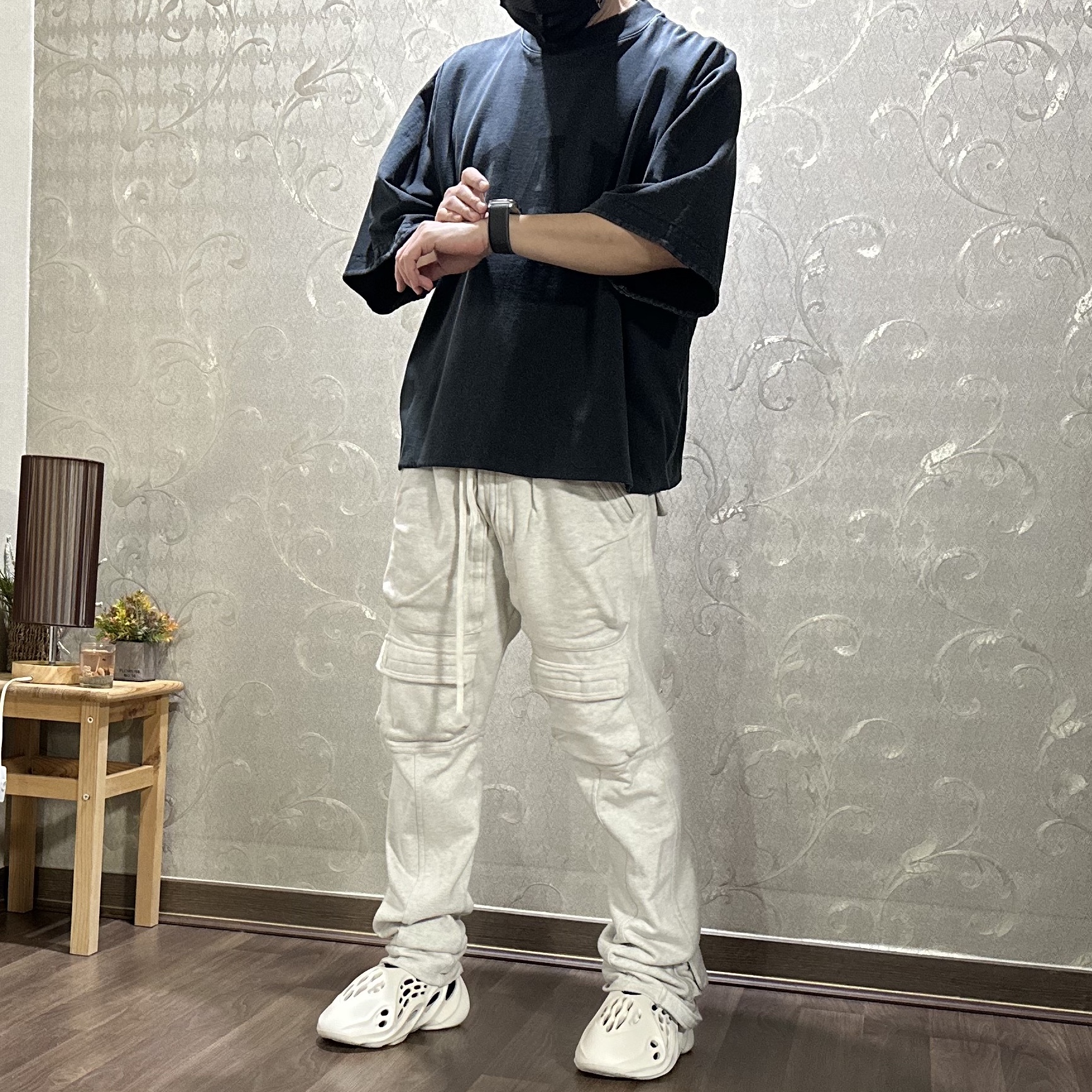 Yeezy Gap Engineered By Balenciaga Dove No Seam T-Shirt Black, Yeezy Gap Engineered By Balenciaga Dove No Seam T-Shirt White 착용 스타일 - 3