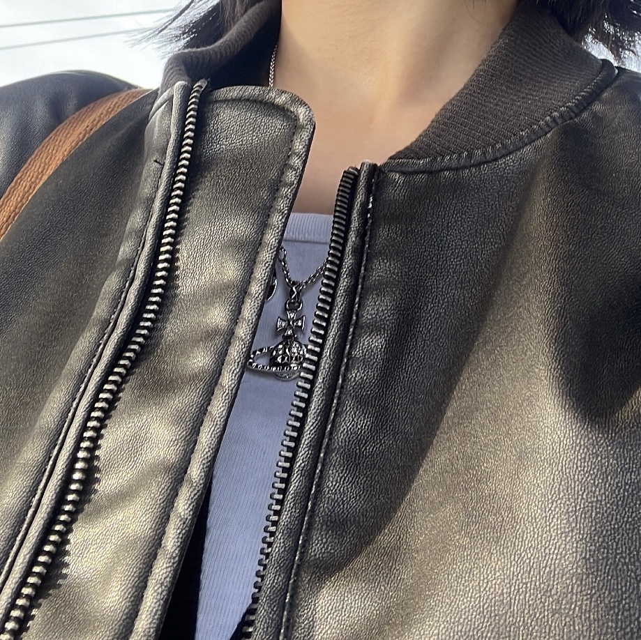 Vivienne Westwood Mayfair Bas Relief Pendant Silver 착용 스타일 - 1