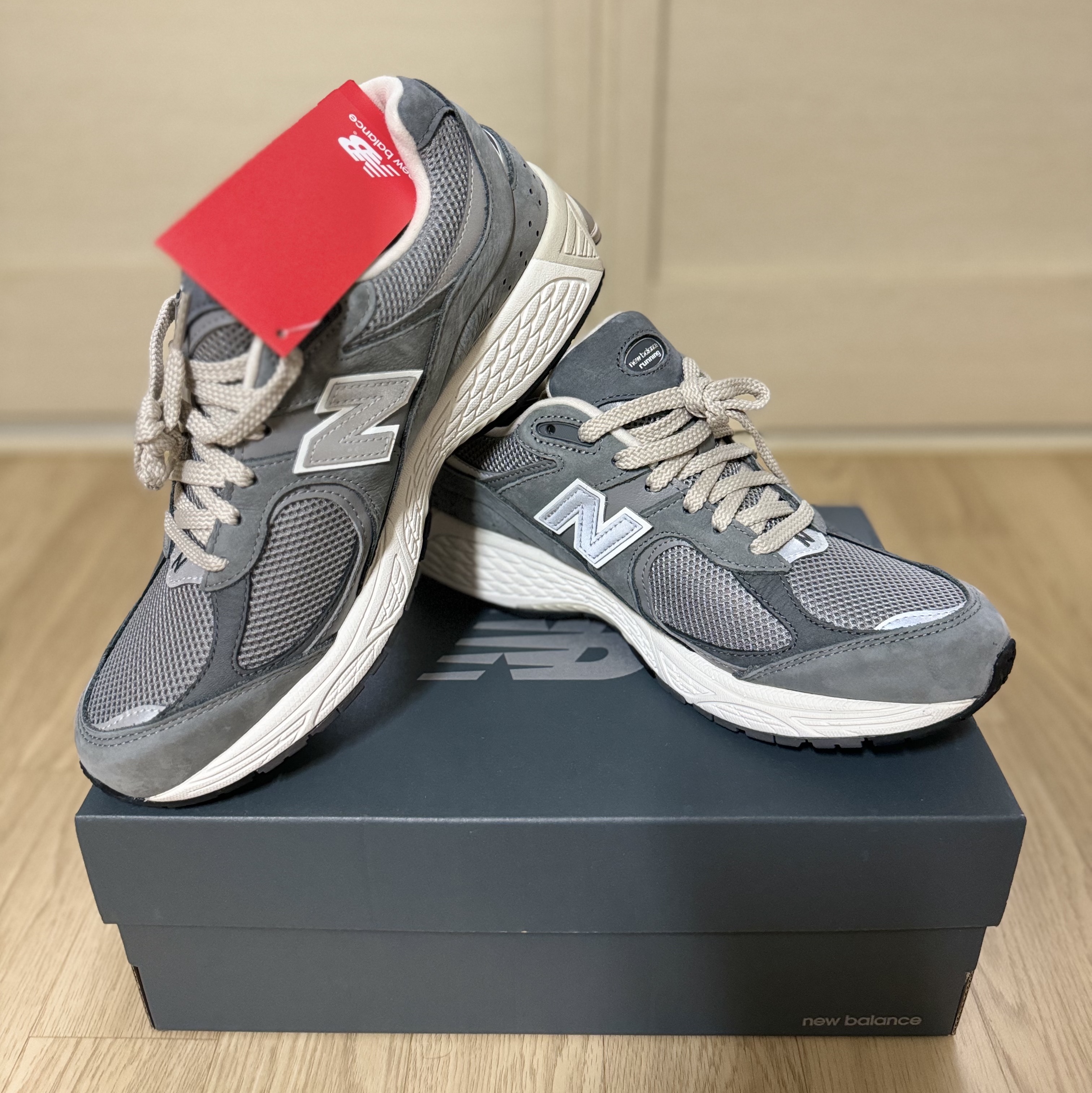 New Balance 2002R Premium Vintage Grey 착용 스타일 - 3