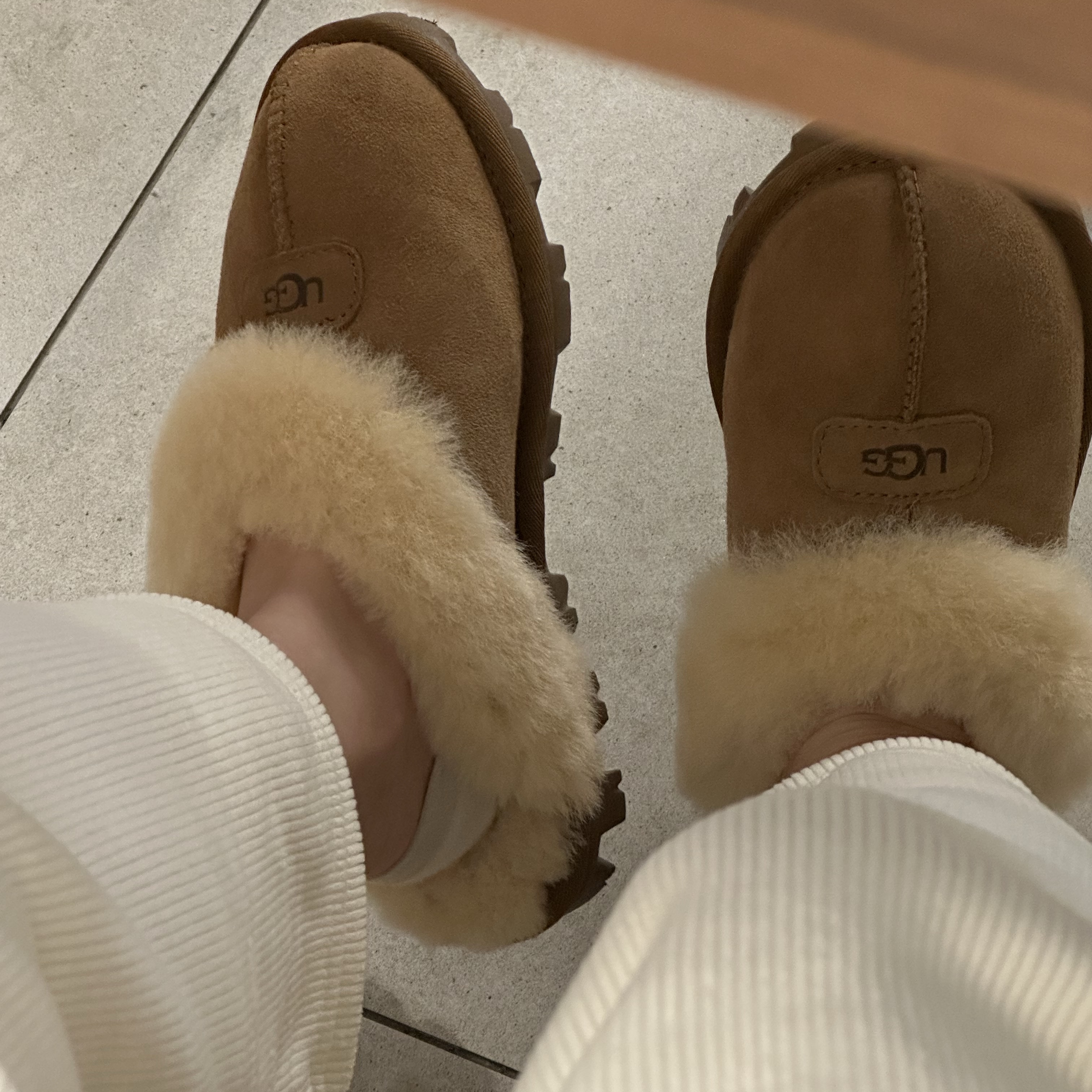 (W) UGG Coquette Slipper Chestnut 착용 스타일 - 1