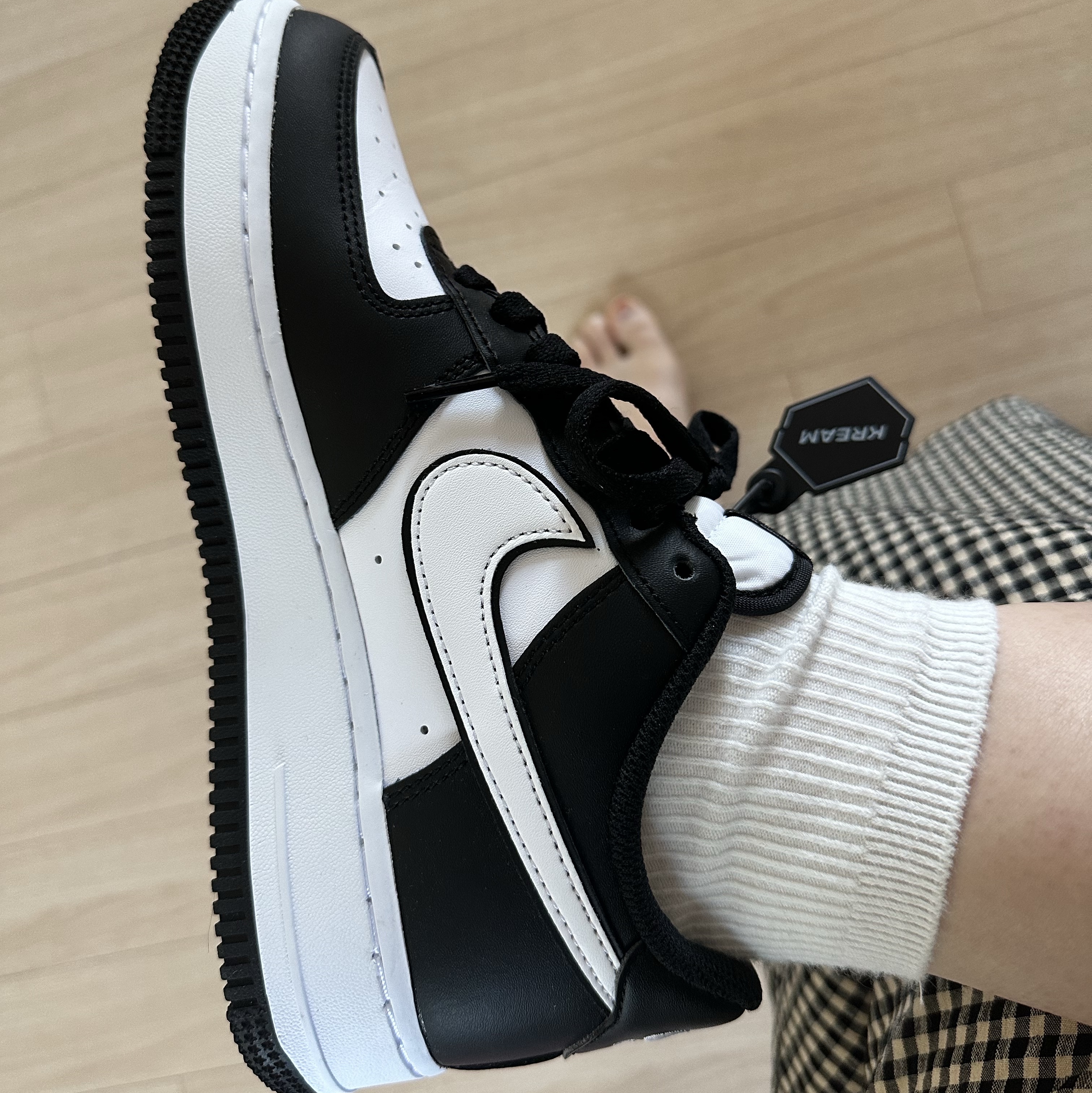 Nike Air Force 1 '07 Black White 착용 스타일 - 1