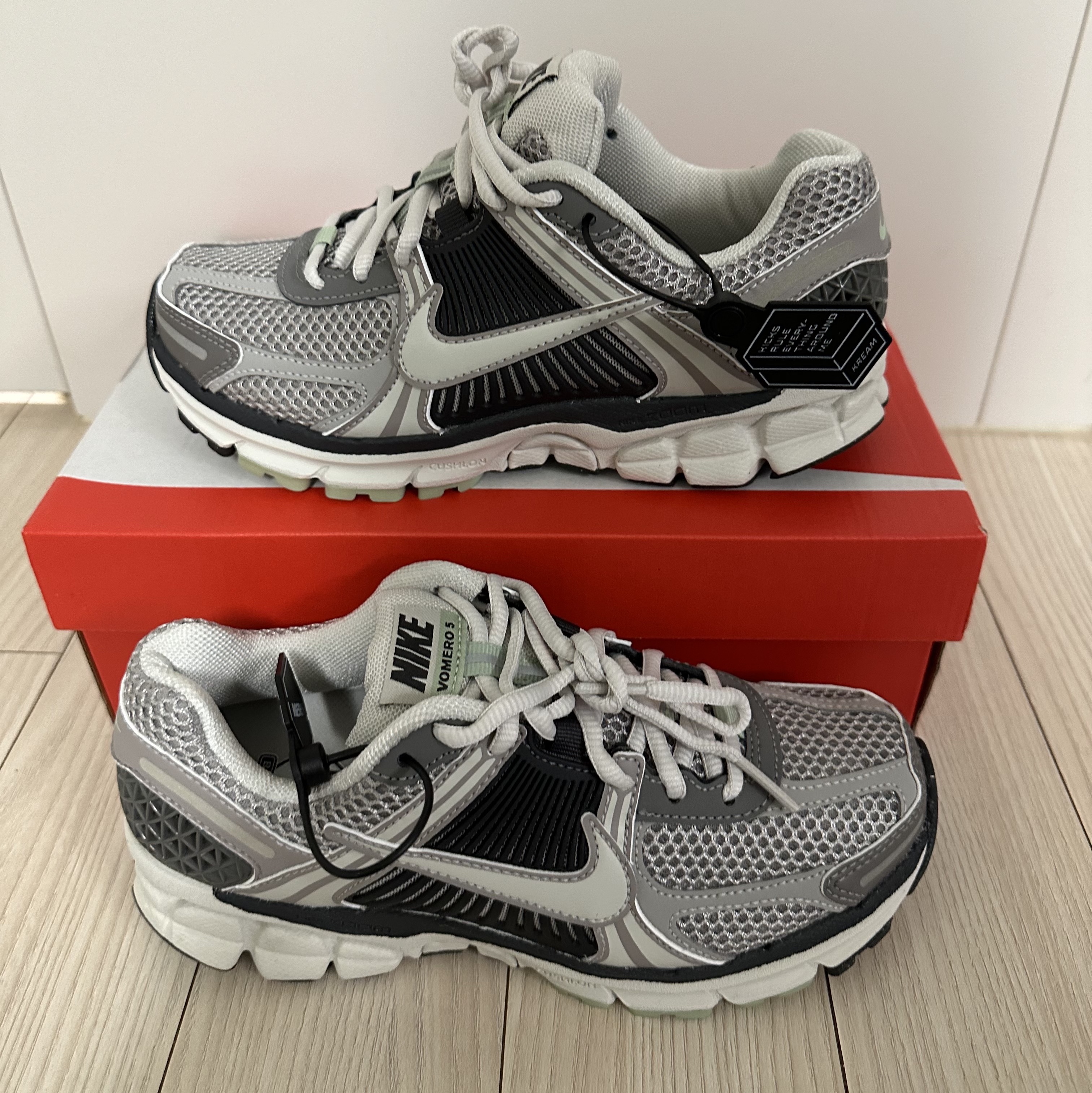 (W) Nike Zoom Vomero 5 Cobblestone and Flat Pewter 착용 스타일 - 2