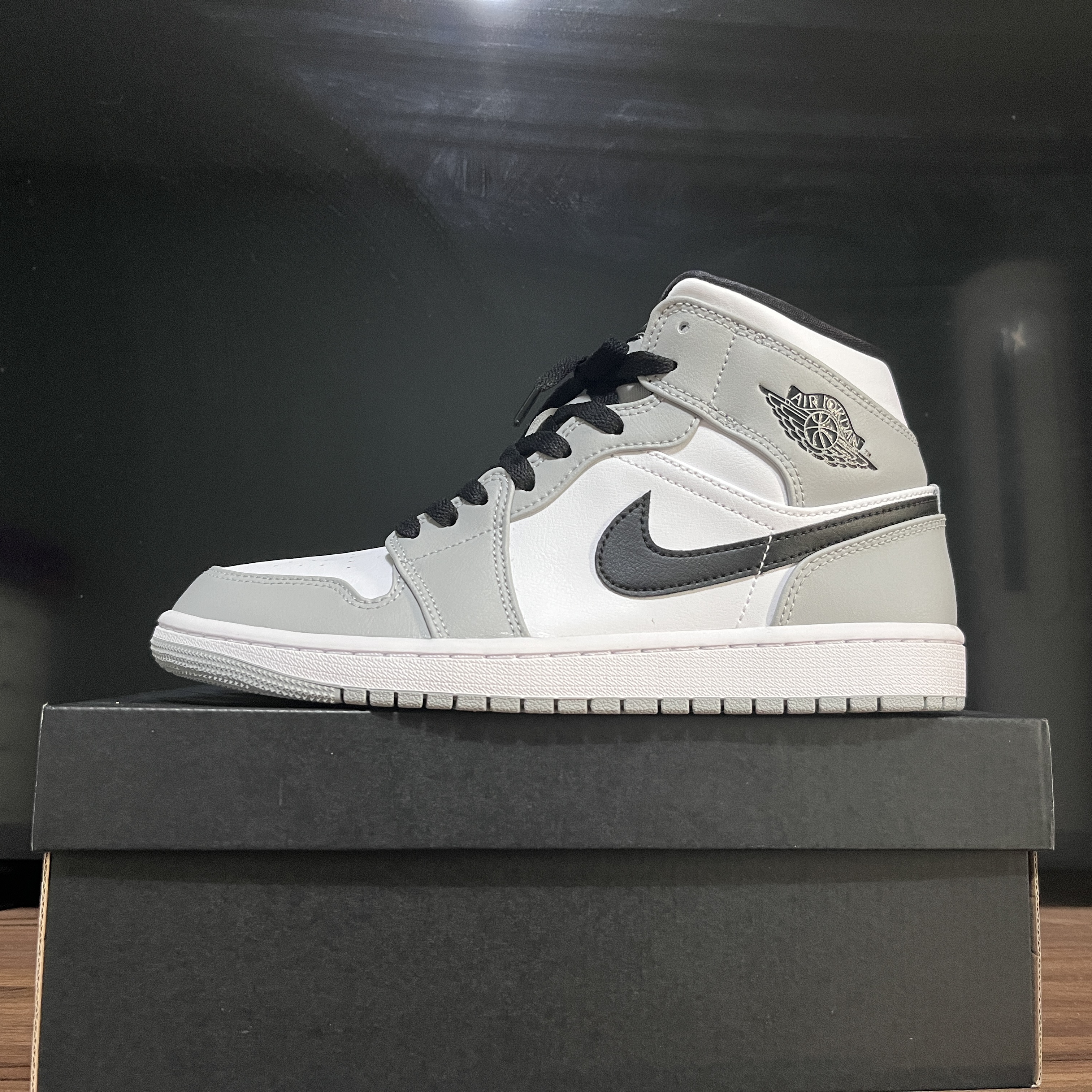 Jordan 1 Mid Light Smoke Grey 착용 스타일