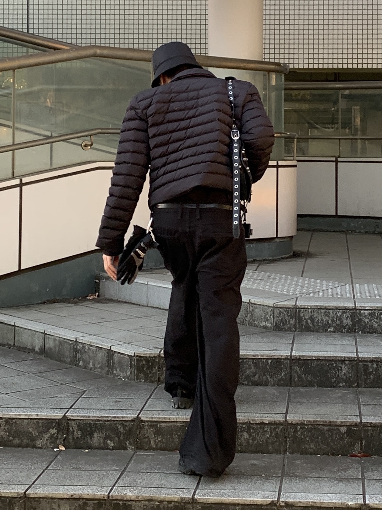 (W) Prada Re-Nylon Bucket Hat Black, Balenciaga Le Cagole XS Flap Bag in Arena Lambskin Black 착용 스타일 - 5