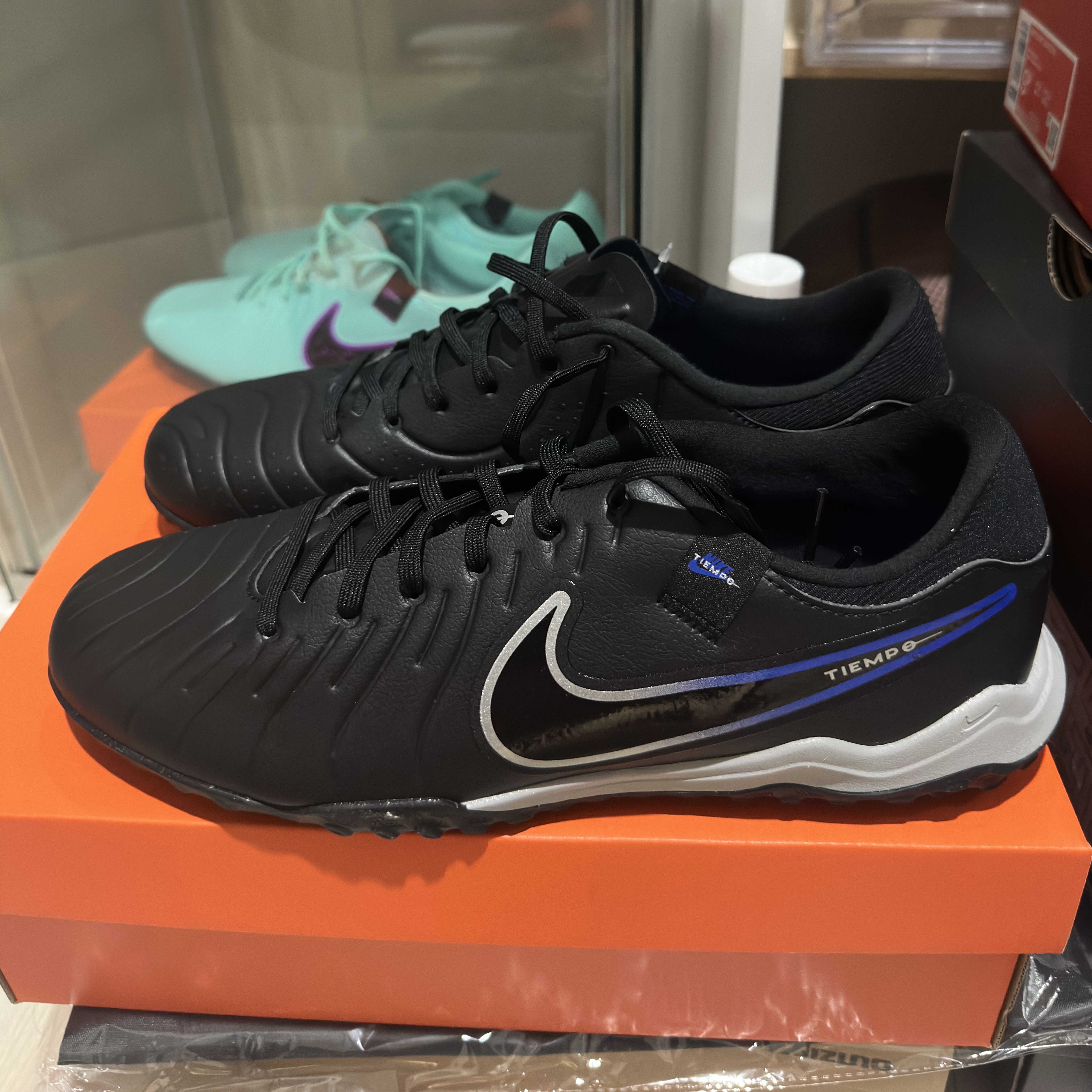 Nike Tiempo Legend 10 Academy TF Black Hyper Royal Chrome 착용 스타일