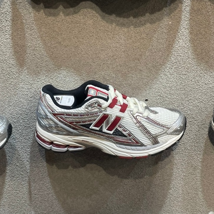 New Balance 1906R Silver Metallic Classic Crimson 착용 스타일
