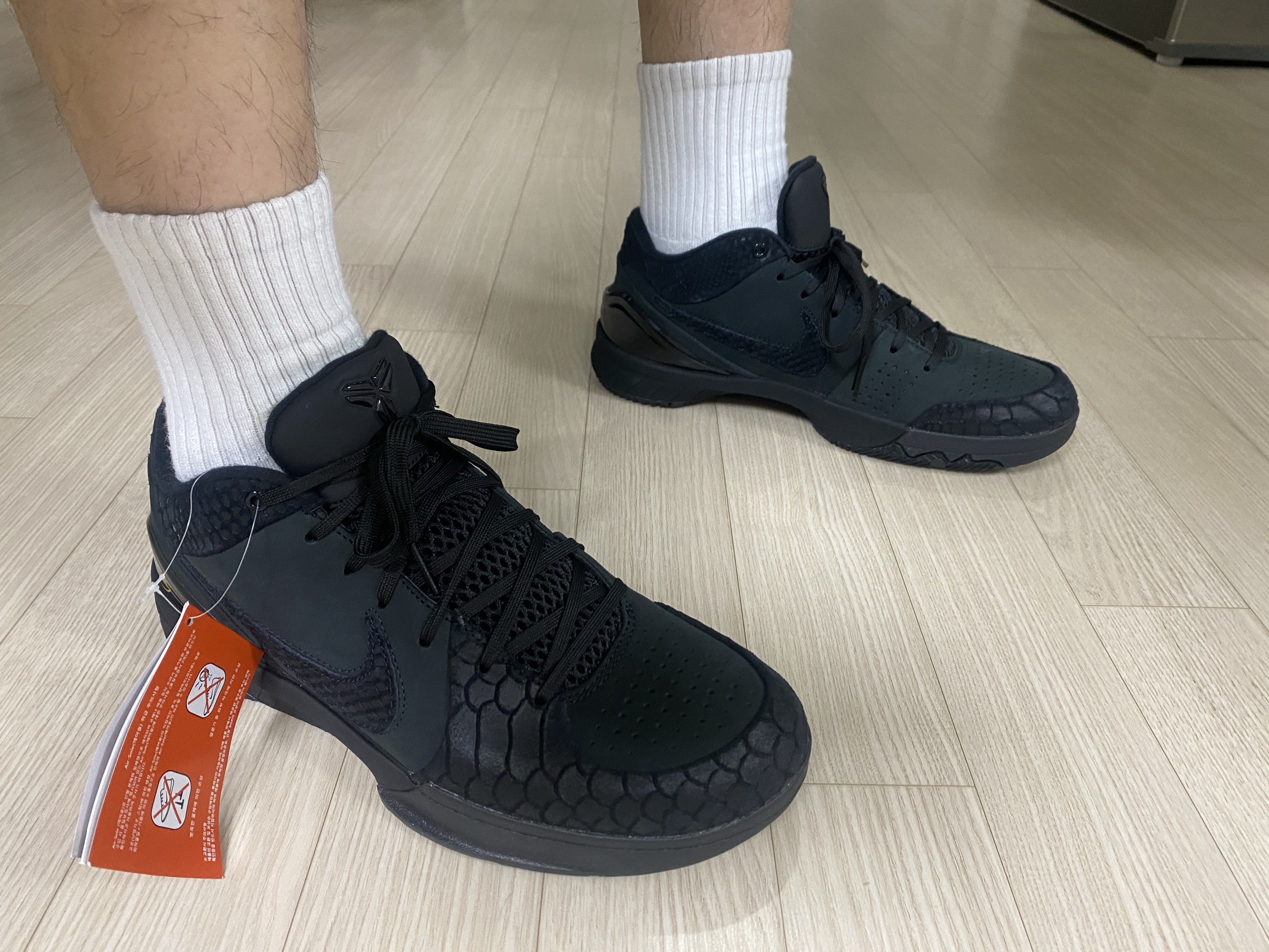 Nike Kobe 4 Protro Black University Gold 착용 스타일 - 3