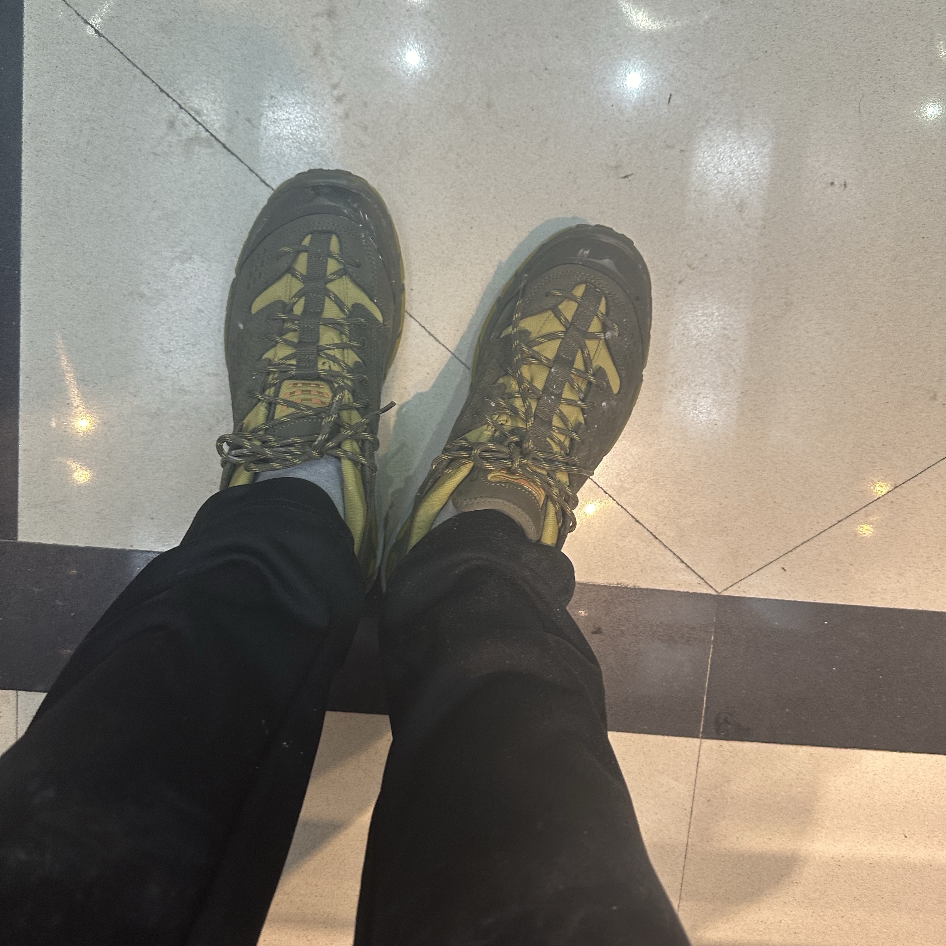 Hoka Tor Ultra Low Dark Olive Mercury 착용 스타일