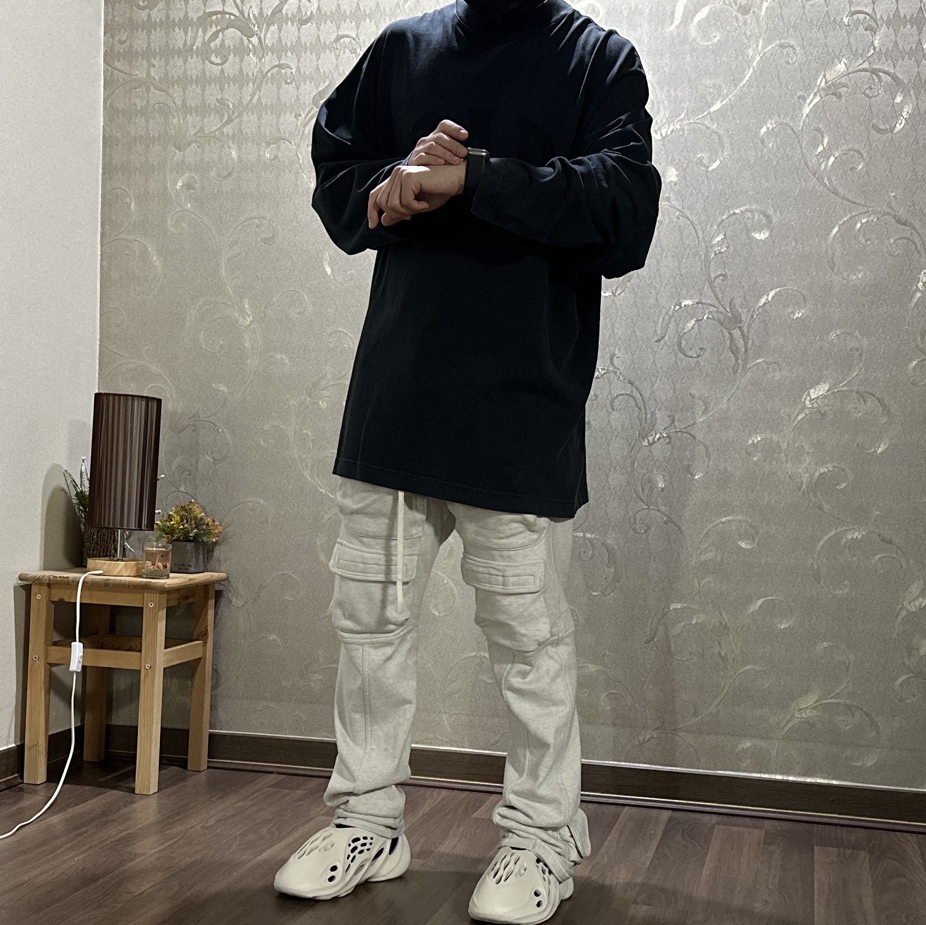 Yeezy Gap Engineered By Balenciaga Dove Long Sleeve T-Shirt Black, Yeezy Gap Engineered By Balenciaga Dove Long Sleeve T-Shirt White 착용 스타일 - 3