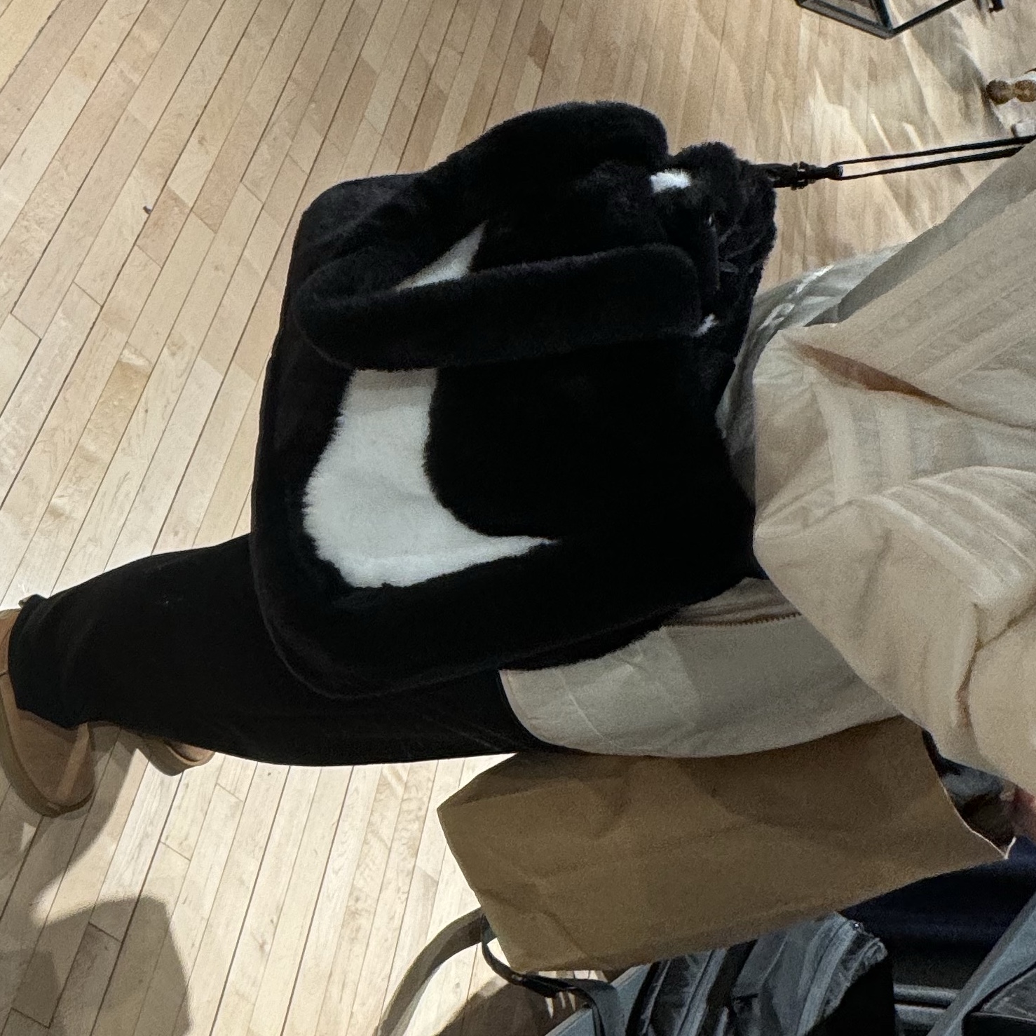 Nike NSW Faux Fur Tote Bag 10L Black 착용 스타일