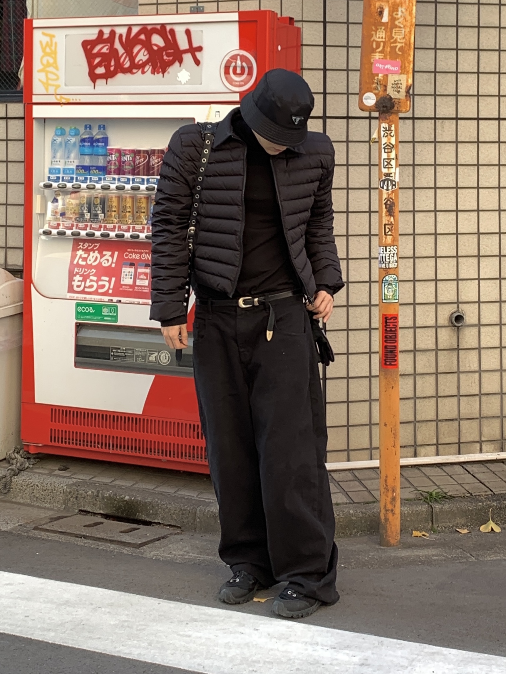 (W) Prada Re-Nylon Bucket Hat Black, Balenciaga Le Cagole XS Flap Bag in Arena Lambskin Black 착용 스타일 - 8