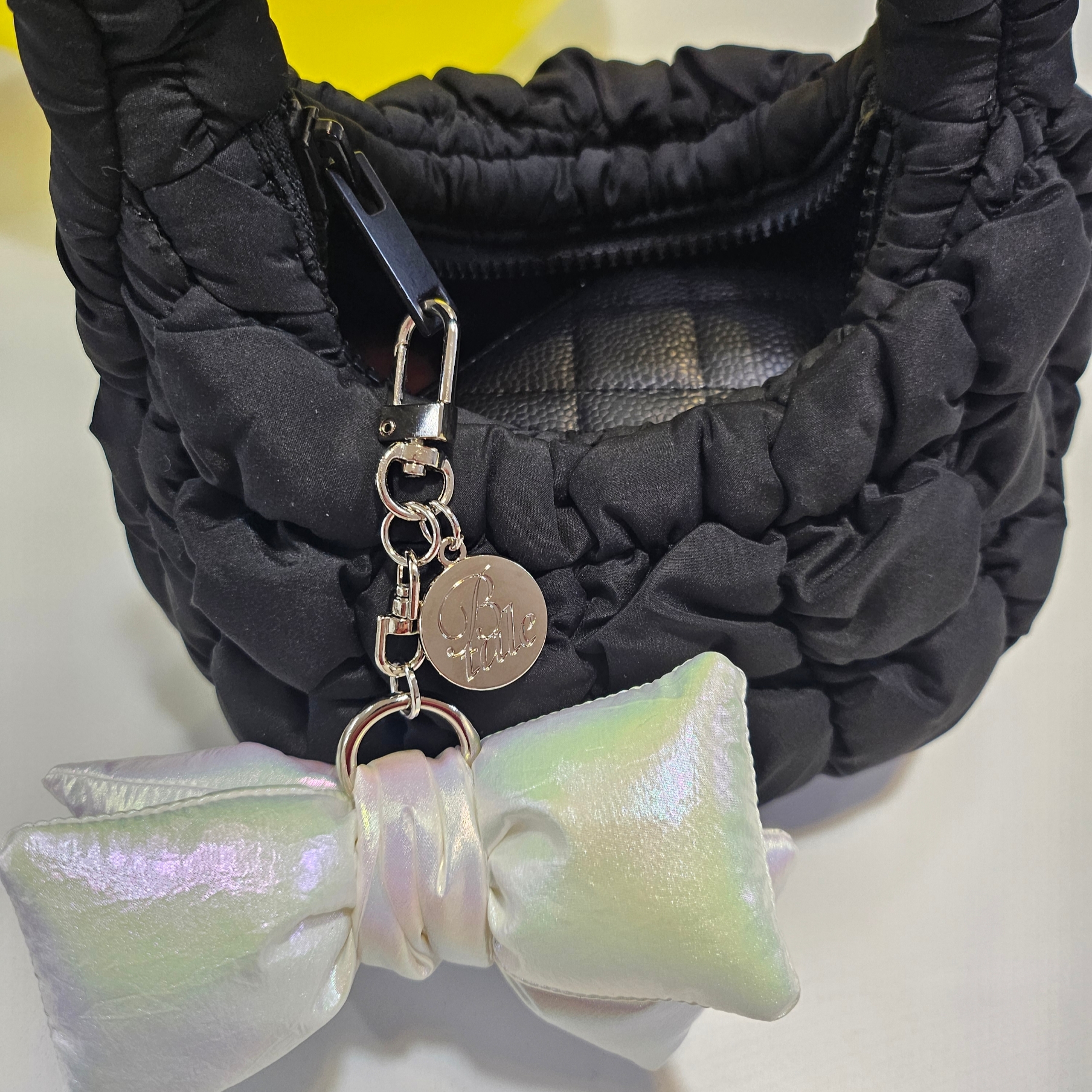 [KREAM 단독] Bloomingtale Padded Ribbon Keyring White 착용 스타일