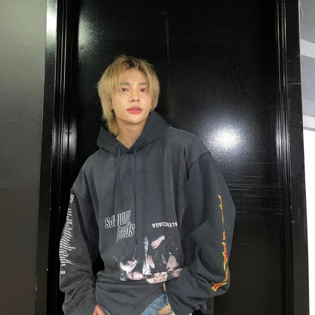 Balenciaga Oversized Speed Hunter Upside Down Hoodie Black 착용 스타일 - 2