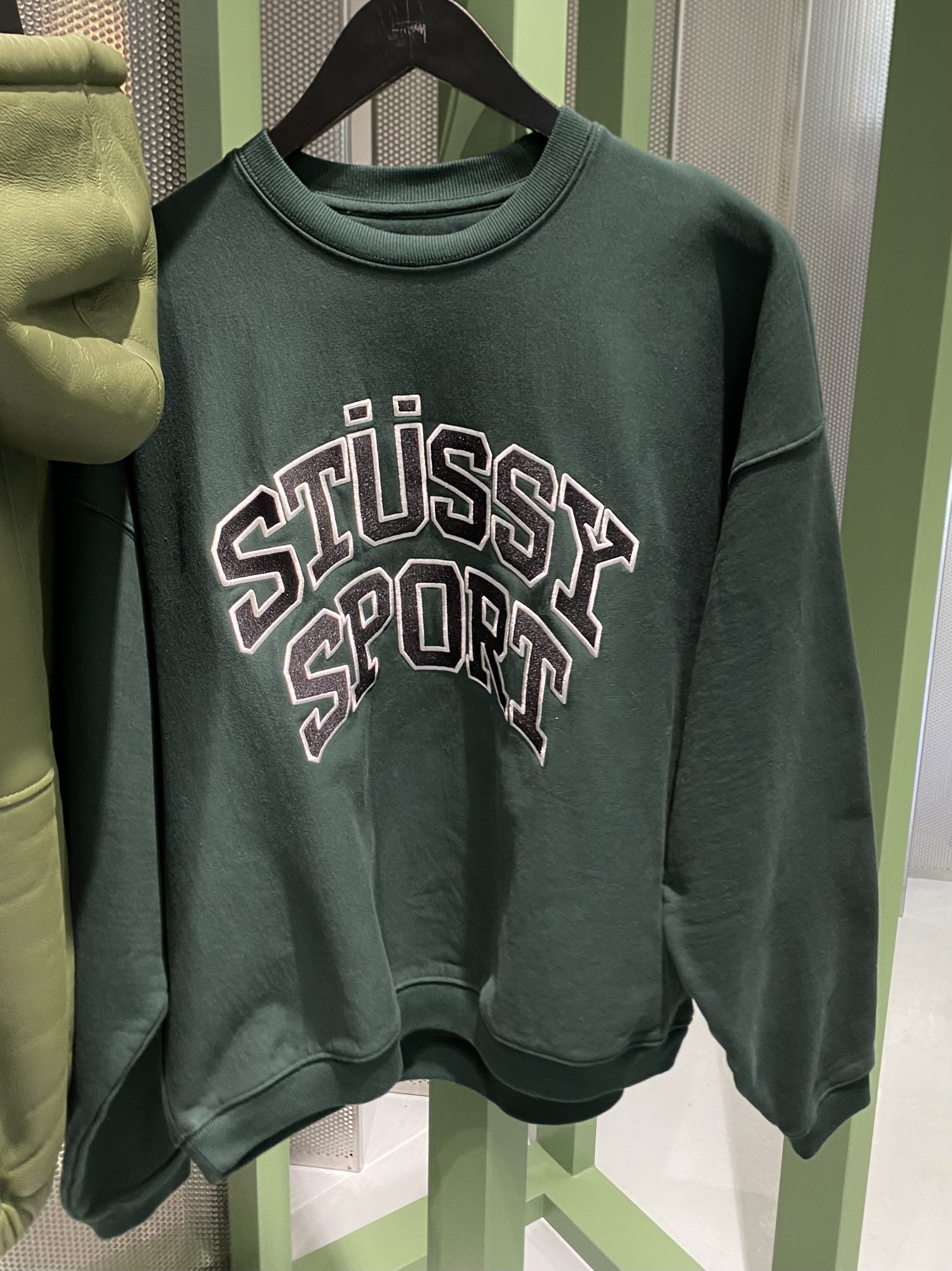Stussy Sport Relaxed Oversized Crew Pine 착용 스타일