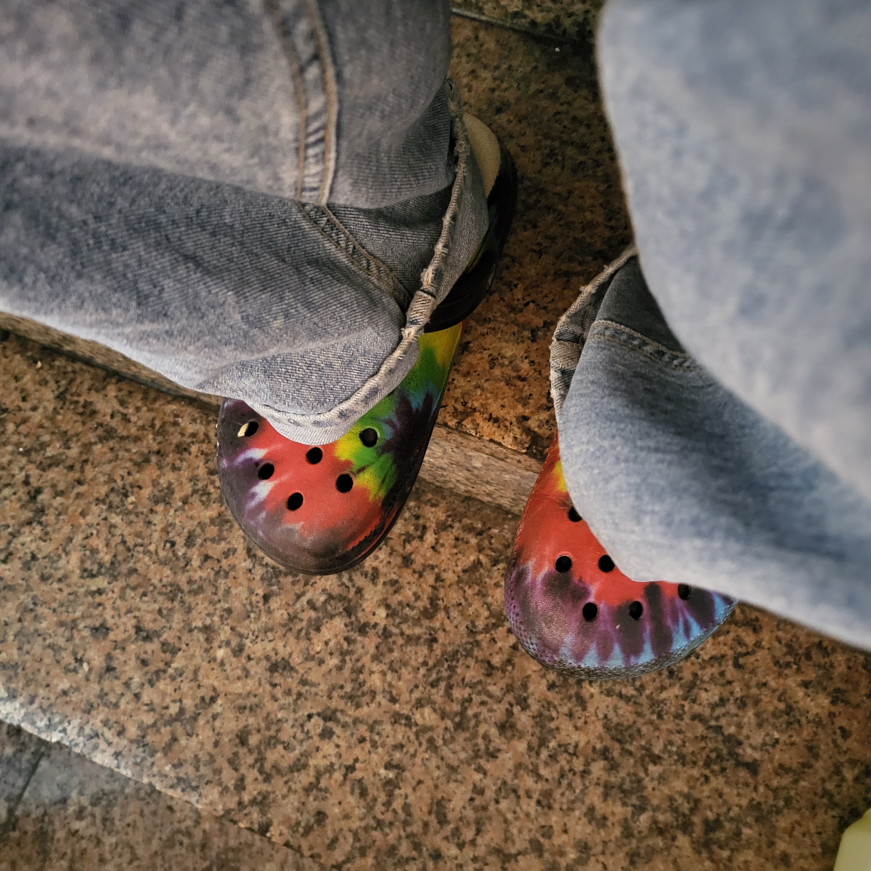 Crocs Classic Lined Tie Dye Clog Multi Black 착용 스타일