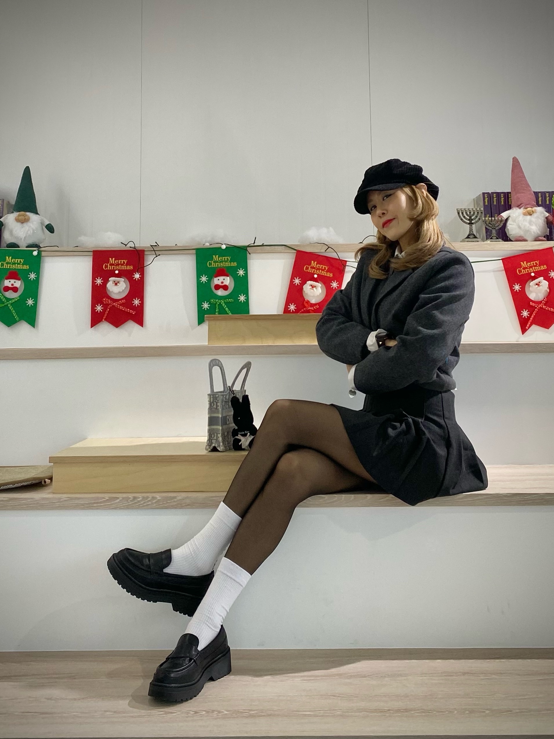 Dior Mini Book Tote Grey Dior Oblique Embroidery, Matin Kim Black Bunny Toy Keyring Black 착용 스타일 - 3