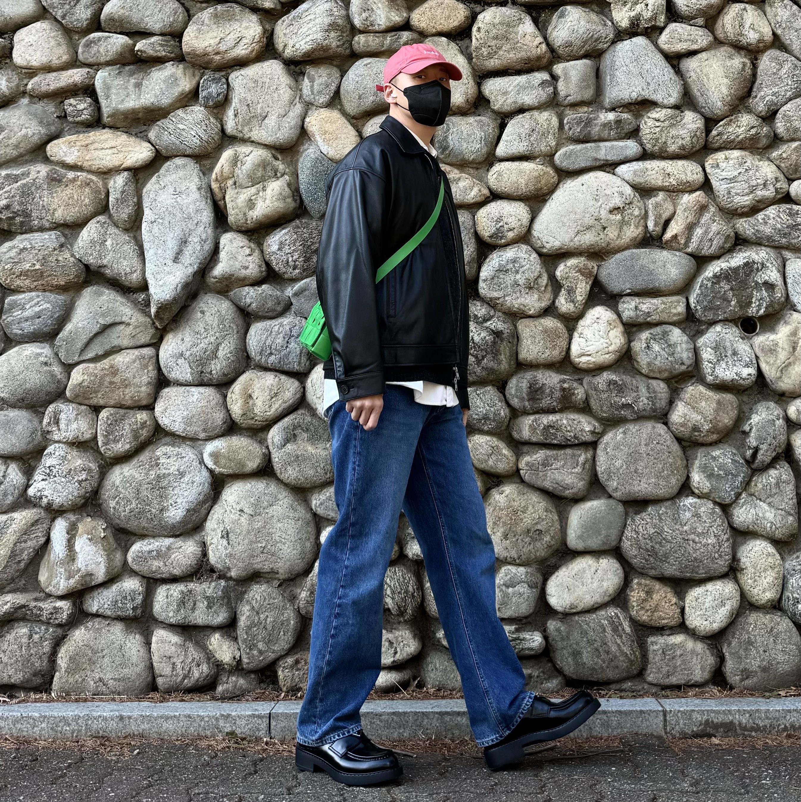 Prada Chocolate Brushed Leather Loafers Black, Bottega Veneta Urban Leather Crossbody Cassette Parakeet Silver 착용 스타일 - 2
