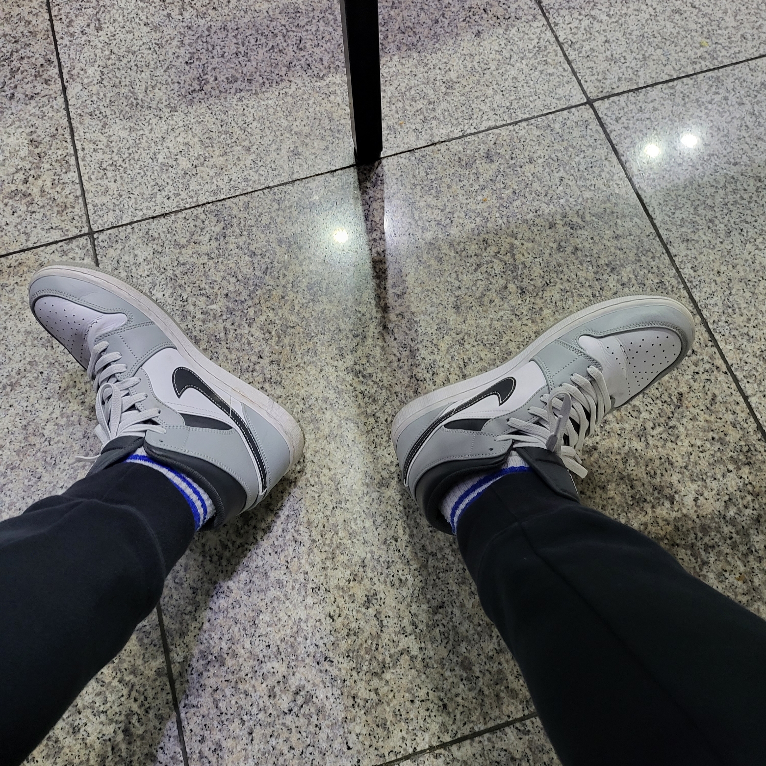 Jordan 1 Mid Light Smoke Grey Anthracite 착용 스타일