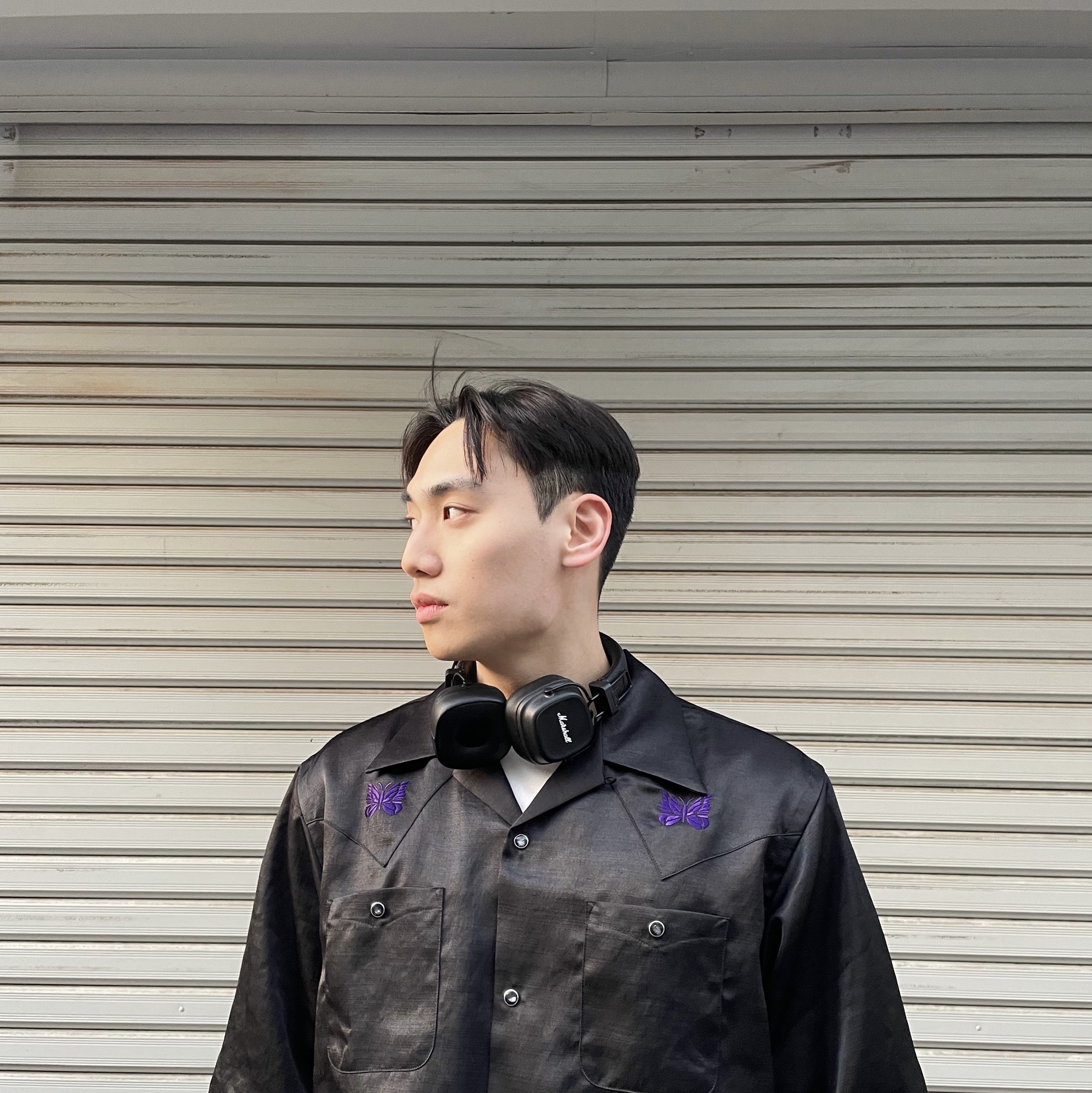 니들스 숏슬리브 카우보이 원업 셔츠 블랙, 마샬 메이저 4 블랙(국내 정식 발매 제품) 착용 스타일