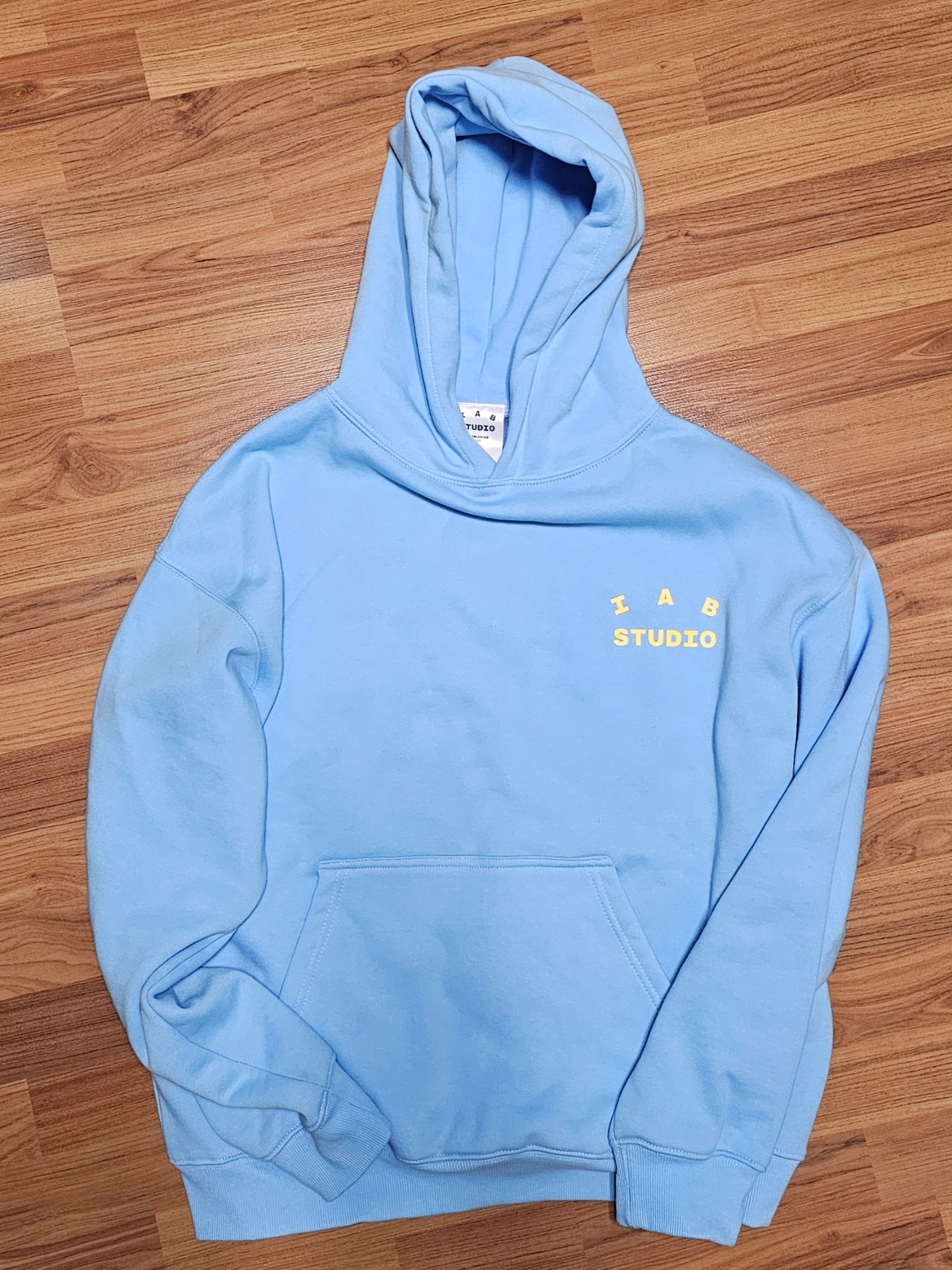 IAB Studio Hoodie Sky Blue Lemon 착용 스타일