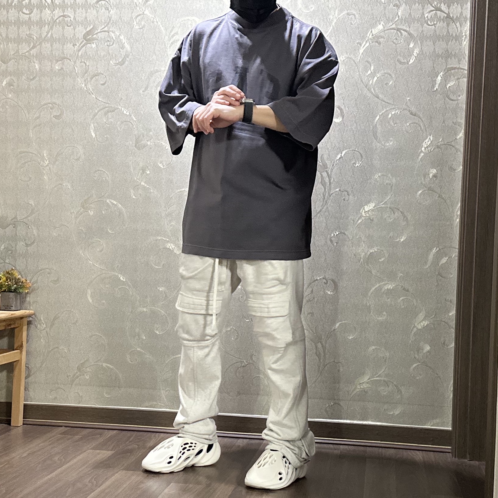 이지 갭 엔지니어드 바이 발렌시아가 도브 3/4 슬리브 티셔츠 블랙, 이지 갭 엔지니어드 바이 발렌시아가 도브 3/4 슬리브 티셔츠 베이지 착용 스타일 - 3
