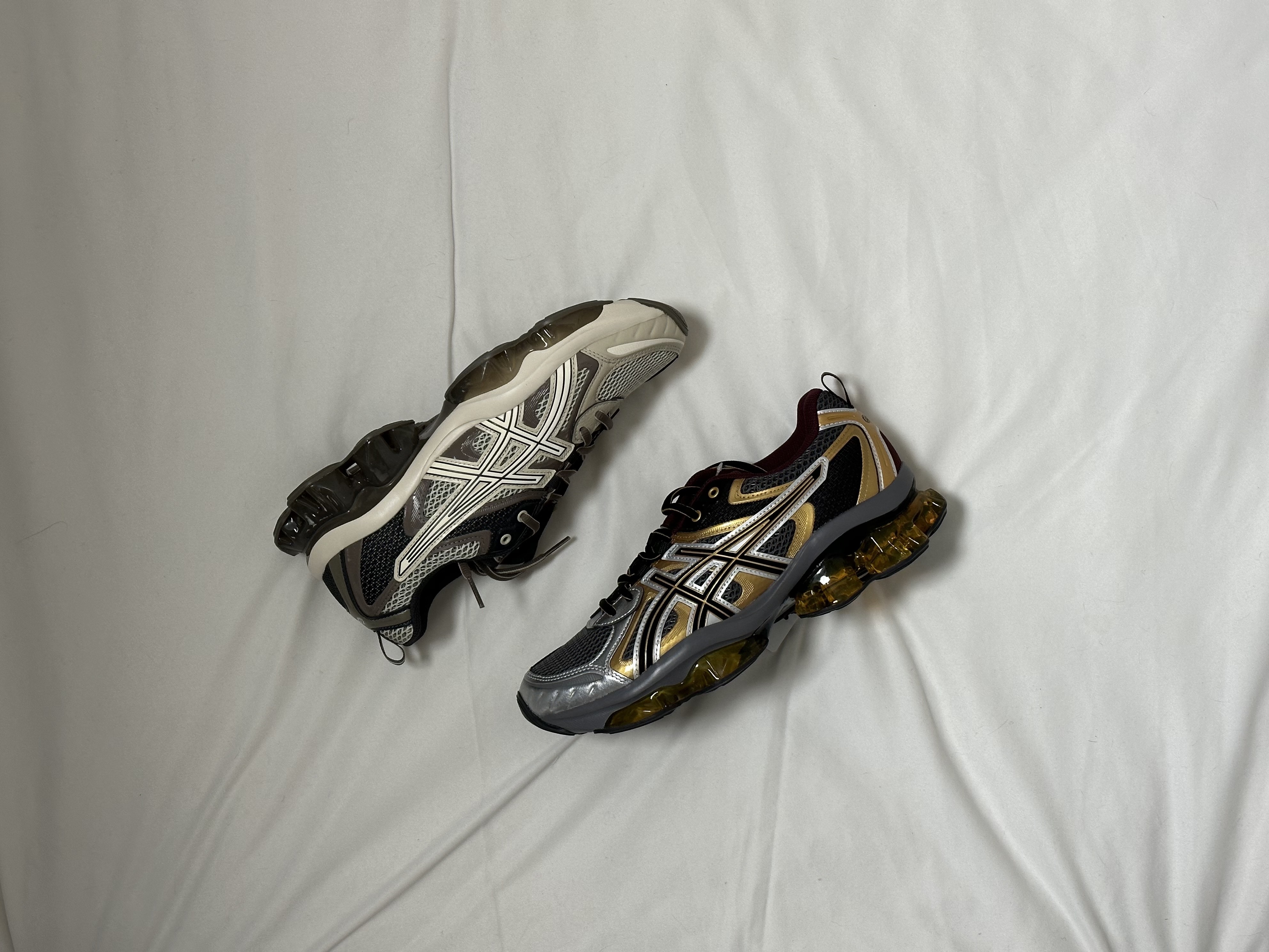 Asics Gel-Quantum Kinetic Birch Dark Taupe, Asics Gel-Quantum Kinetic Carbon Pure Gold 착용 스타일 - 1
