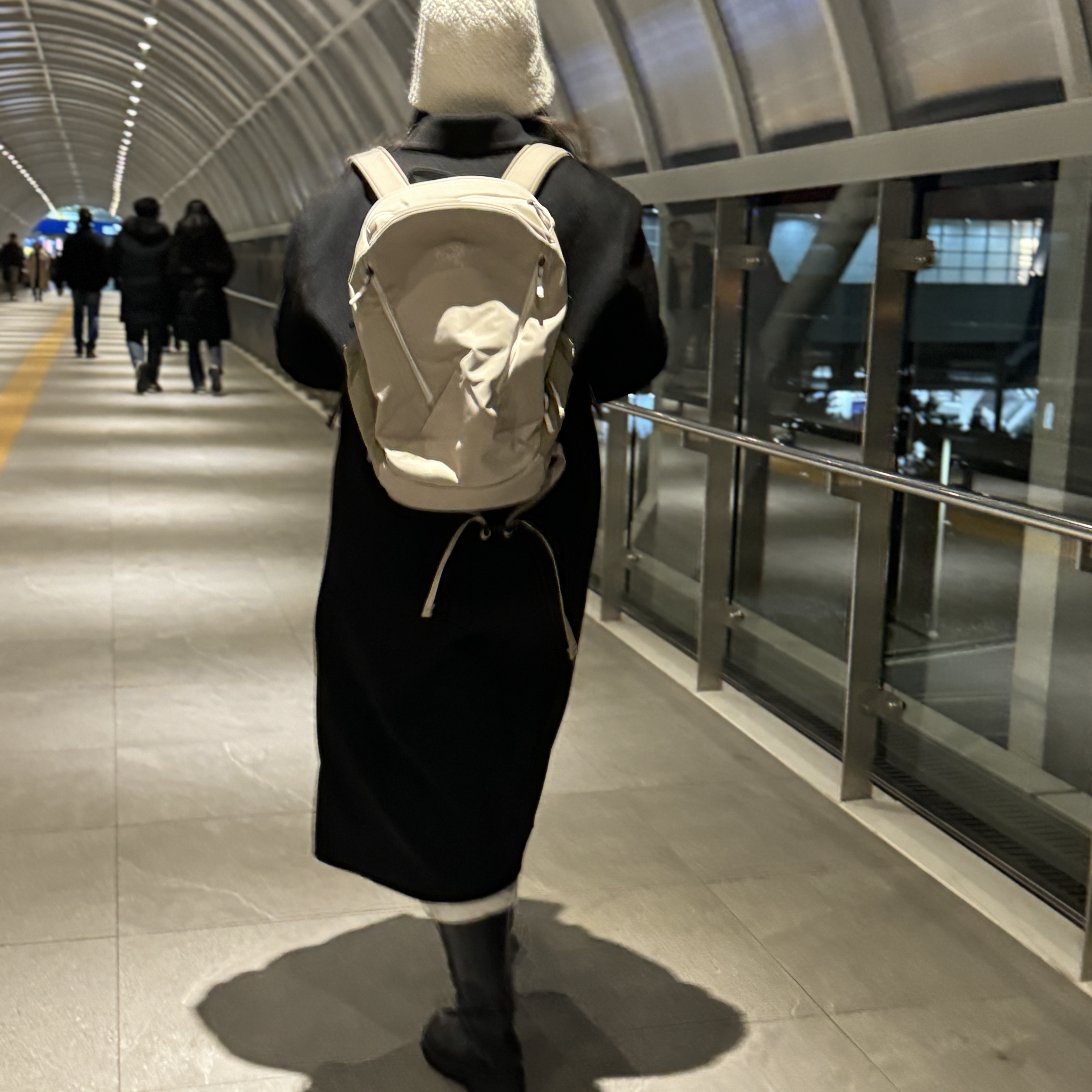 Arc'teryx Mantis 26 Backpack Smoke Bluff 착용 스타일