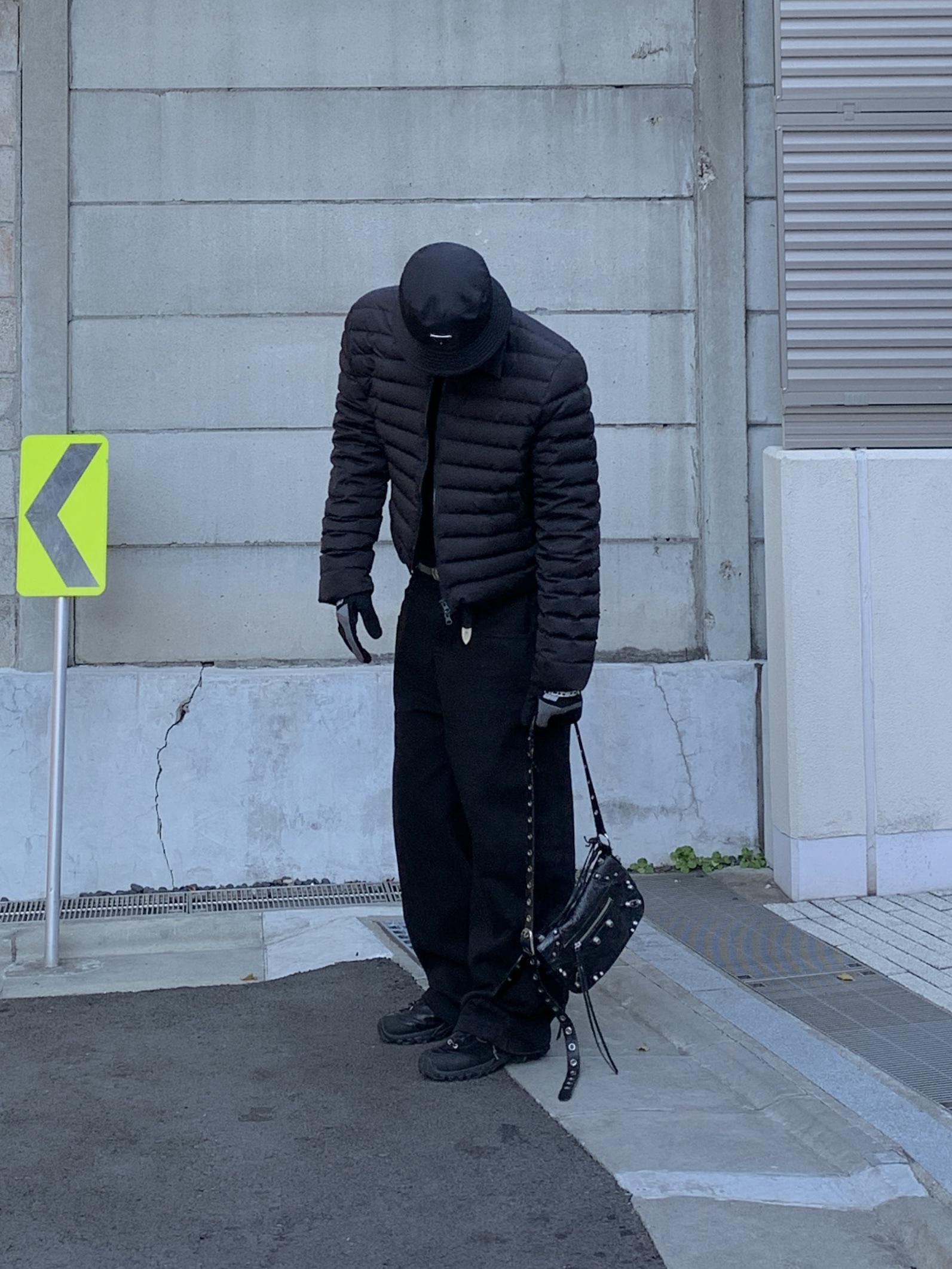 (W) Prada Re-Nylon Bucket Hat Black, Balenciaga Le Cagole XS Flap Bag in Arena Lambskin Black 착용 스타일 - 2