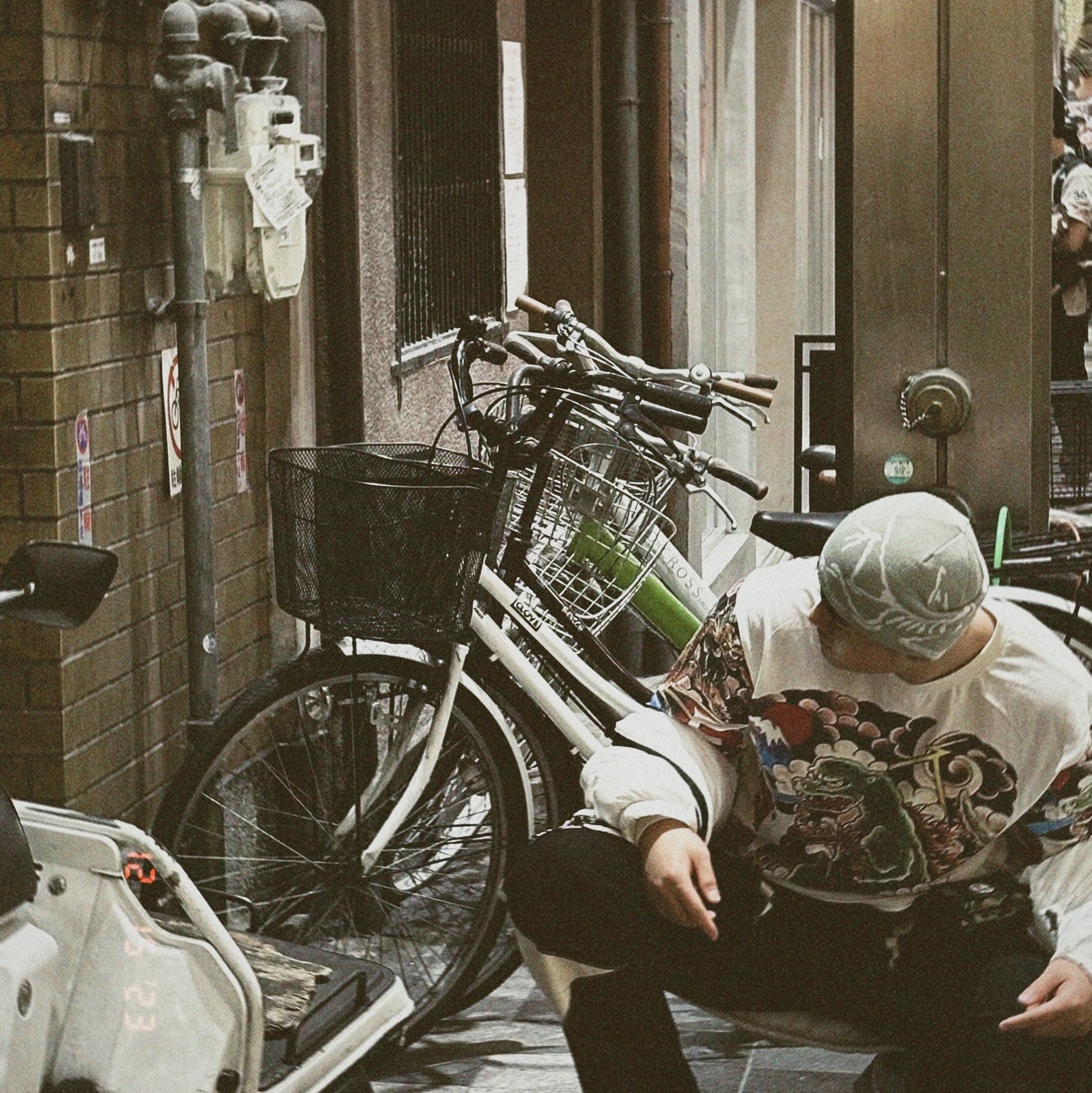 Arc'teryx Bird Head Toque Habitat, Thug Club Leather Denim Pants Black 착용 스타일