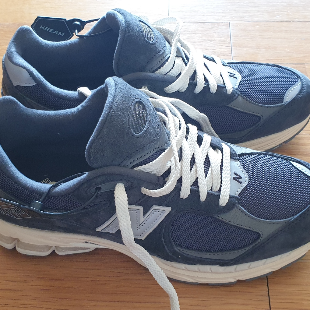 New Balance 2002R Special Vintage Black Grey 착용 스타일 - 3
