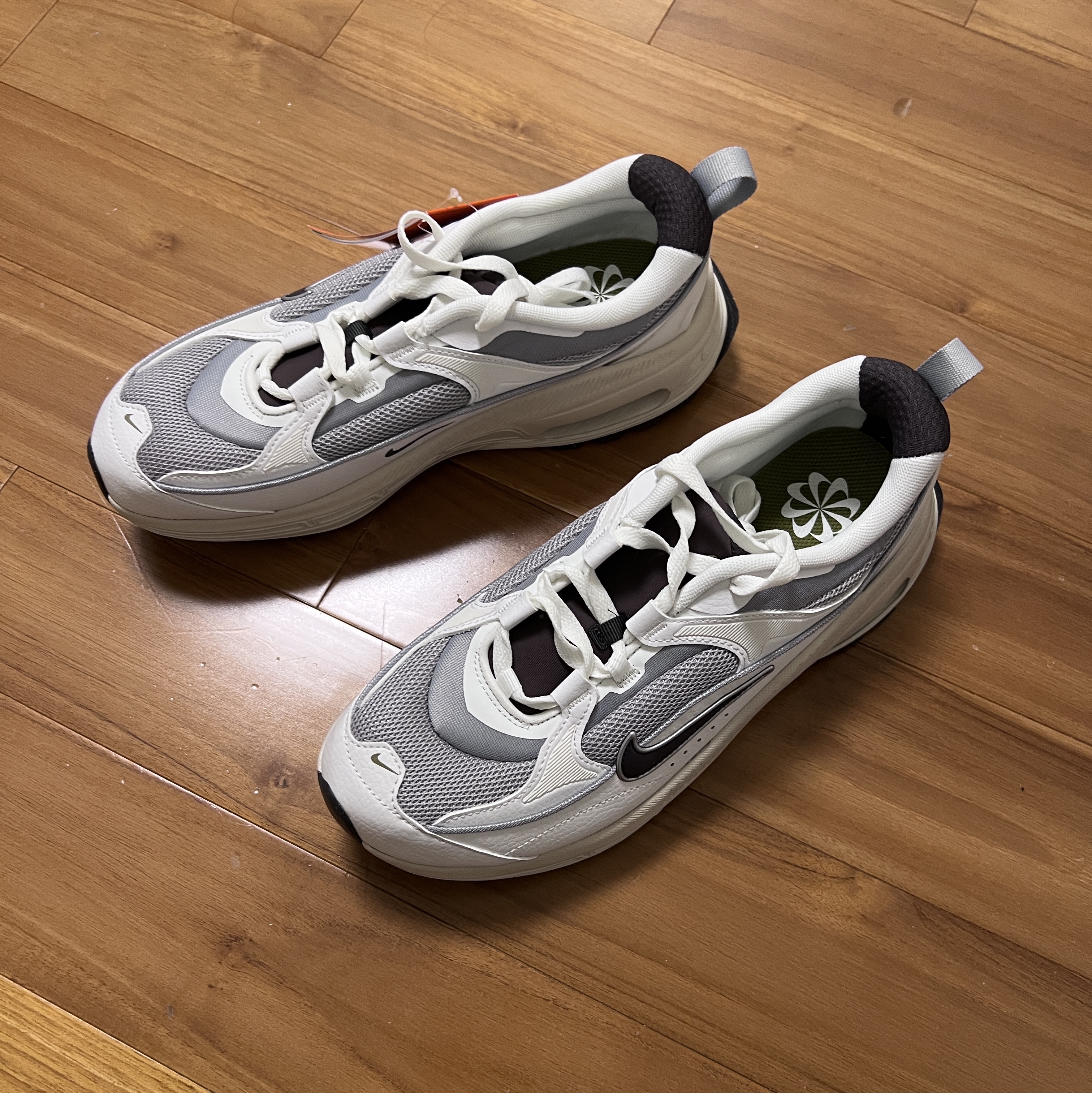 (W) Nike Air Max Bliss Next Nature Wolf Grey 착용 스타일