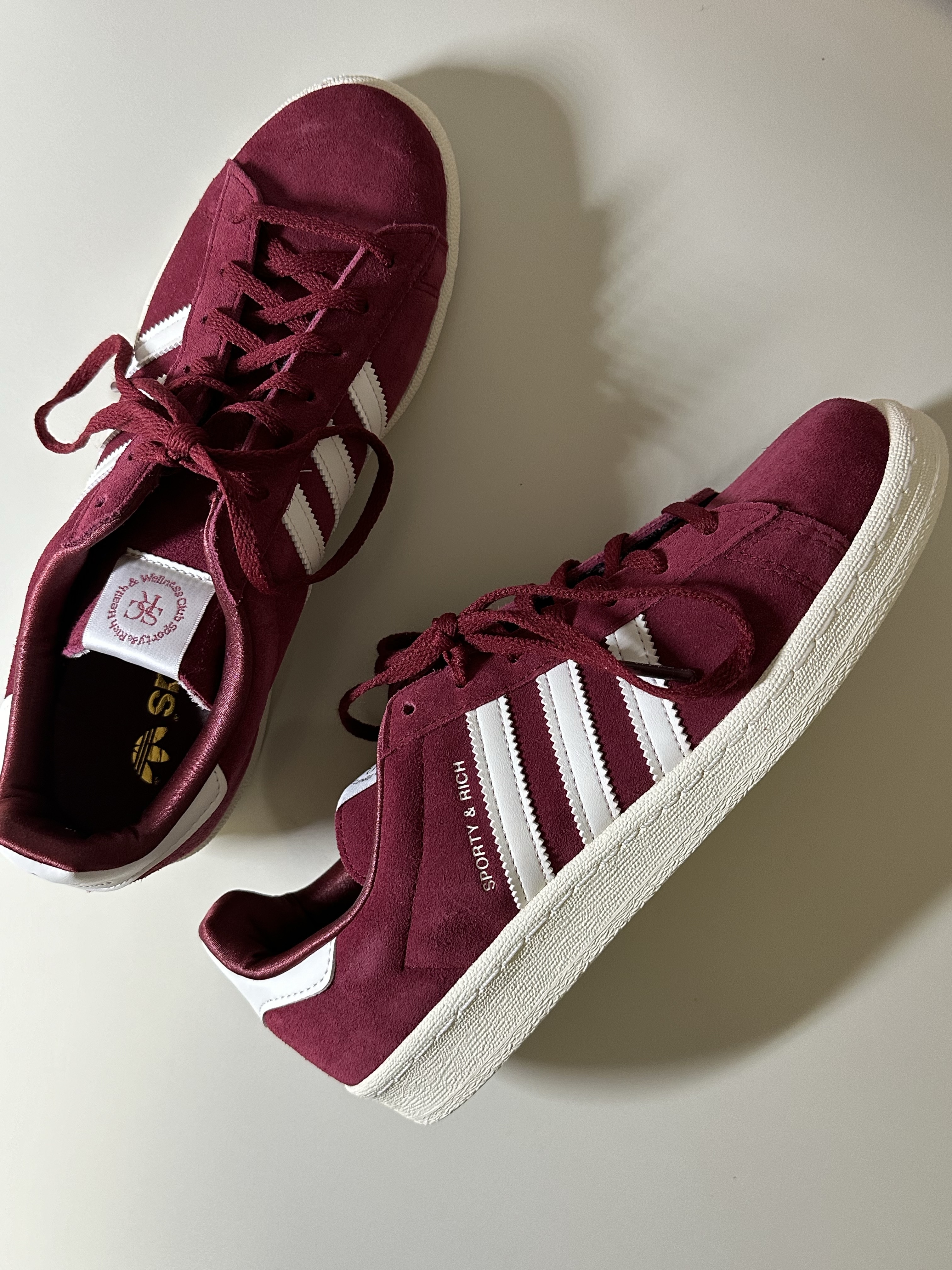 Adidas x Sporty & Rich Campus 80s Collegiate Burgundy Chalk White 착용 스타일 - 2