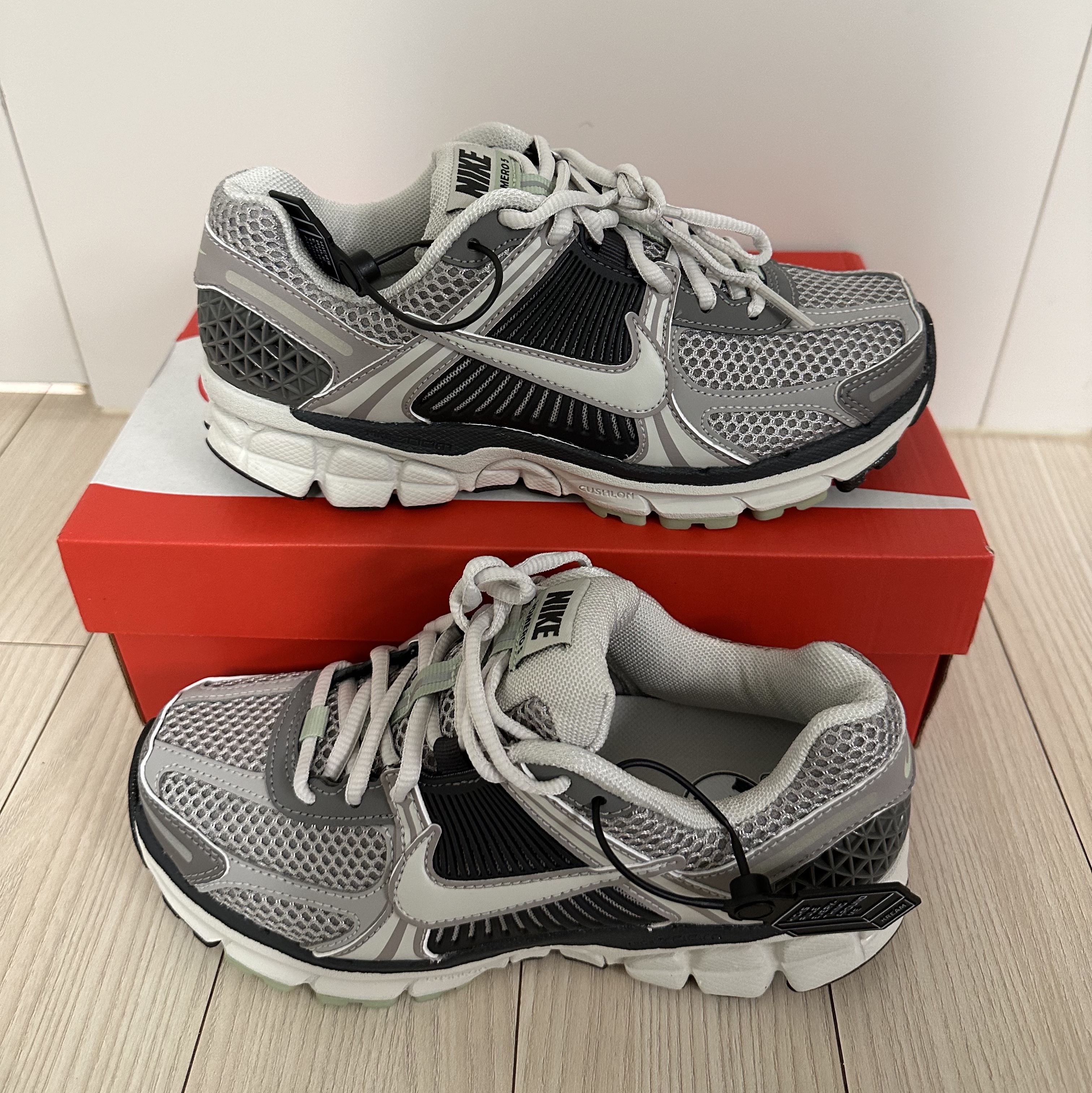 (W) Nike Zoom Vomero 5 Cobblestone and Flat Pewter 착용 스타일 - 1