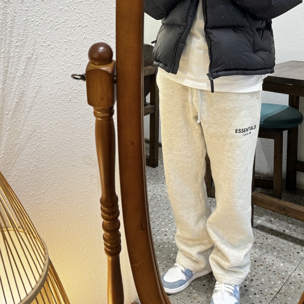 Essentials The Core Collection Relaxed Sweatpants Light Oatmeal, (GS) Jordan 1 Retro High OG Hyper Royal 착용 스타일