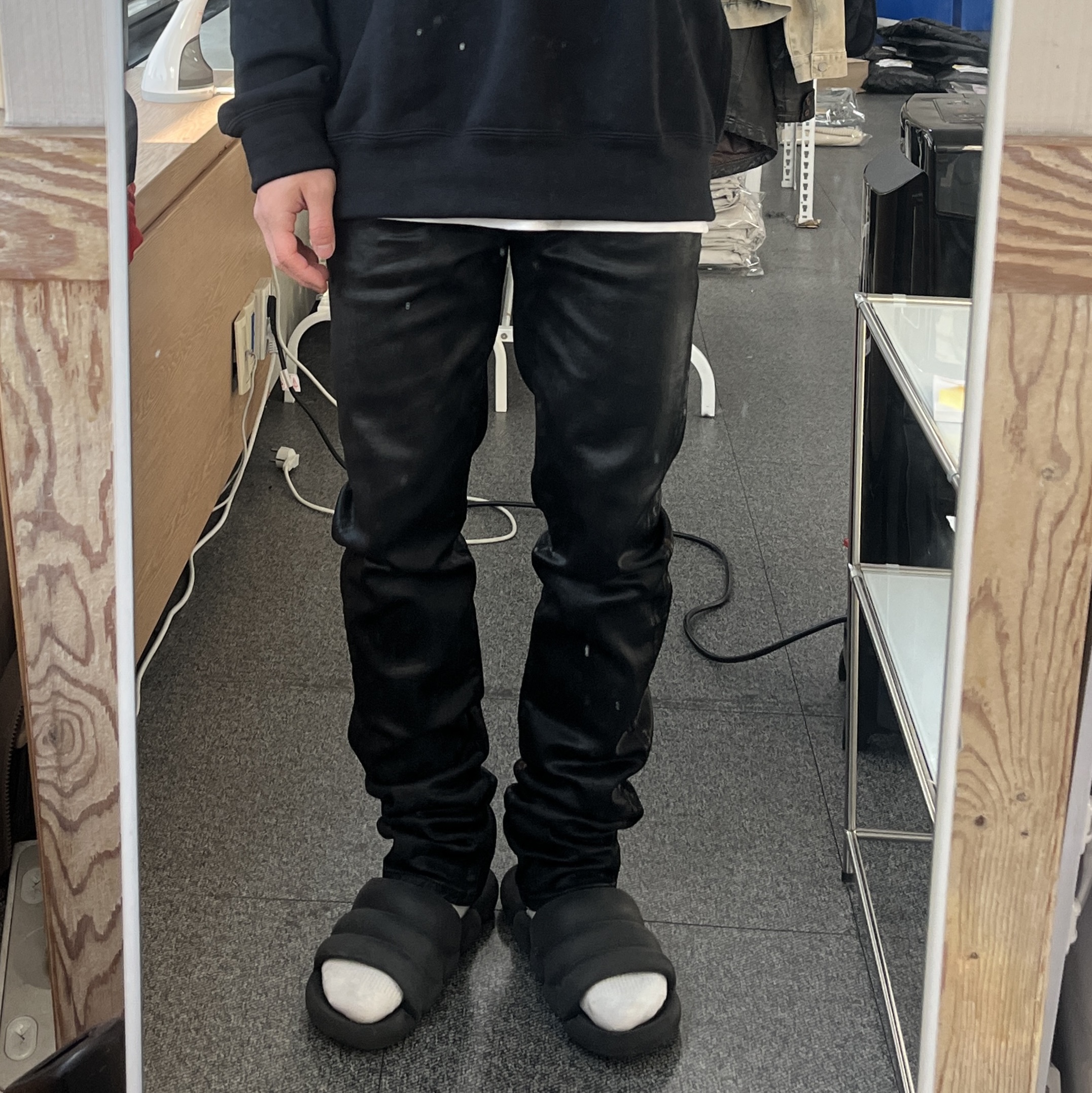 Undermycar Black Mamba Slim Fit Red Stitch Wax Coating Jeans Rumba Red - 22FW 착용 스타일 - 1