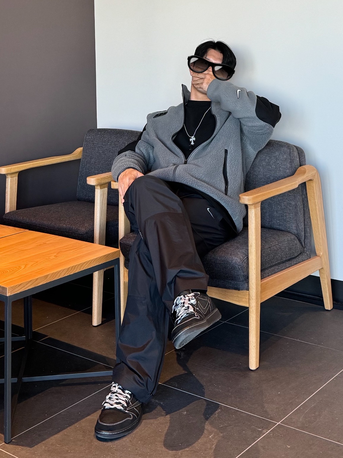 Jordan 1 x Travis Scott Retro Low OG SP Black Phantom, Nike x Drake Nocta 8K Peaks Track Pants Black (FZ3480-010) 착용 스타일