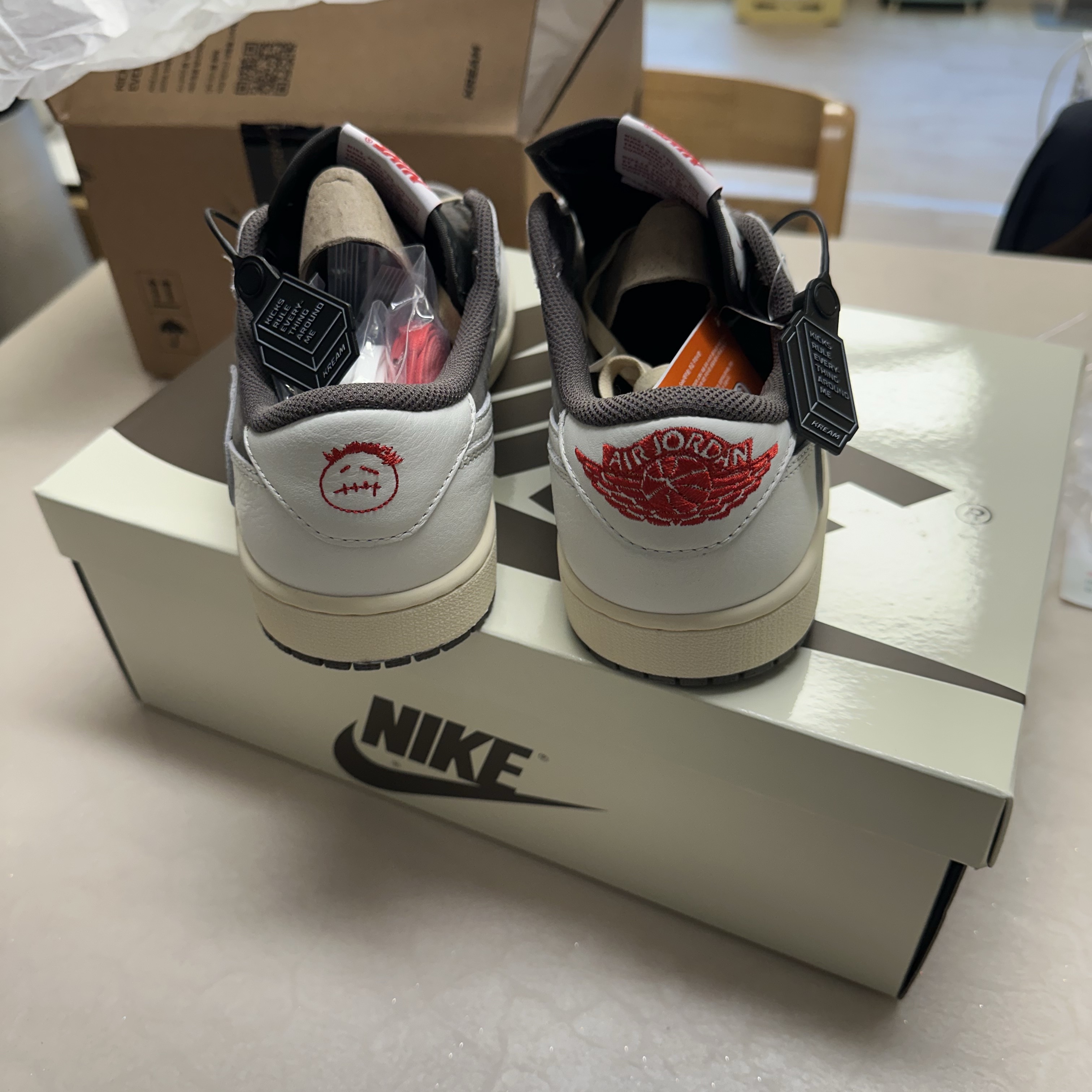 Jordan 1 x Travis Scott Retro Low OG SP Sail and Ridgerock 착용 스타일 - 4