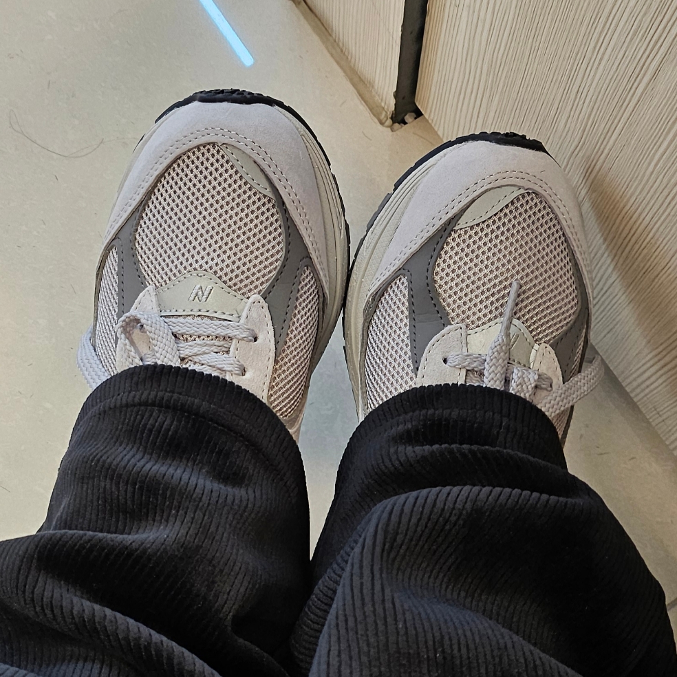 New Balance 2002R T2 Gray 착용 스타일