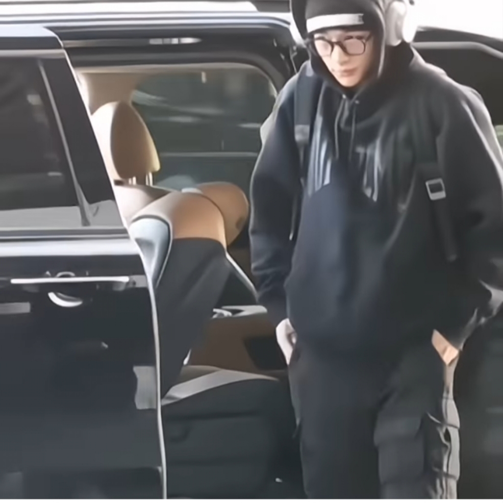 Supreme Rhinestone Shadow Hooded Sweatshirt Black - 22FW 착용 스타일 - 3