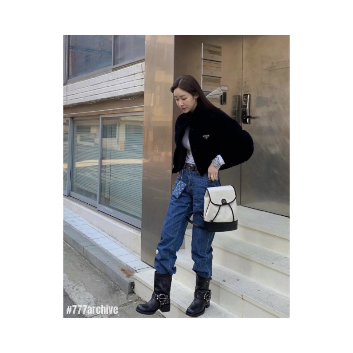 (W) Prada Velvet Cropped Puffer Jacket Black 착용 스타일 - 3