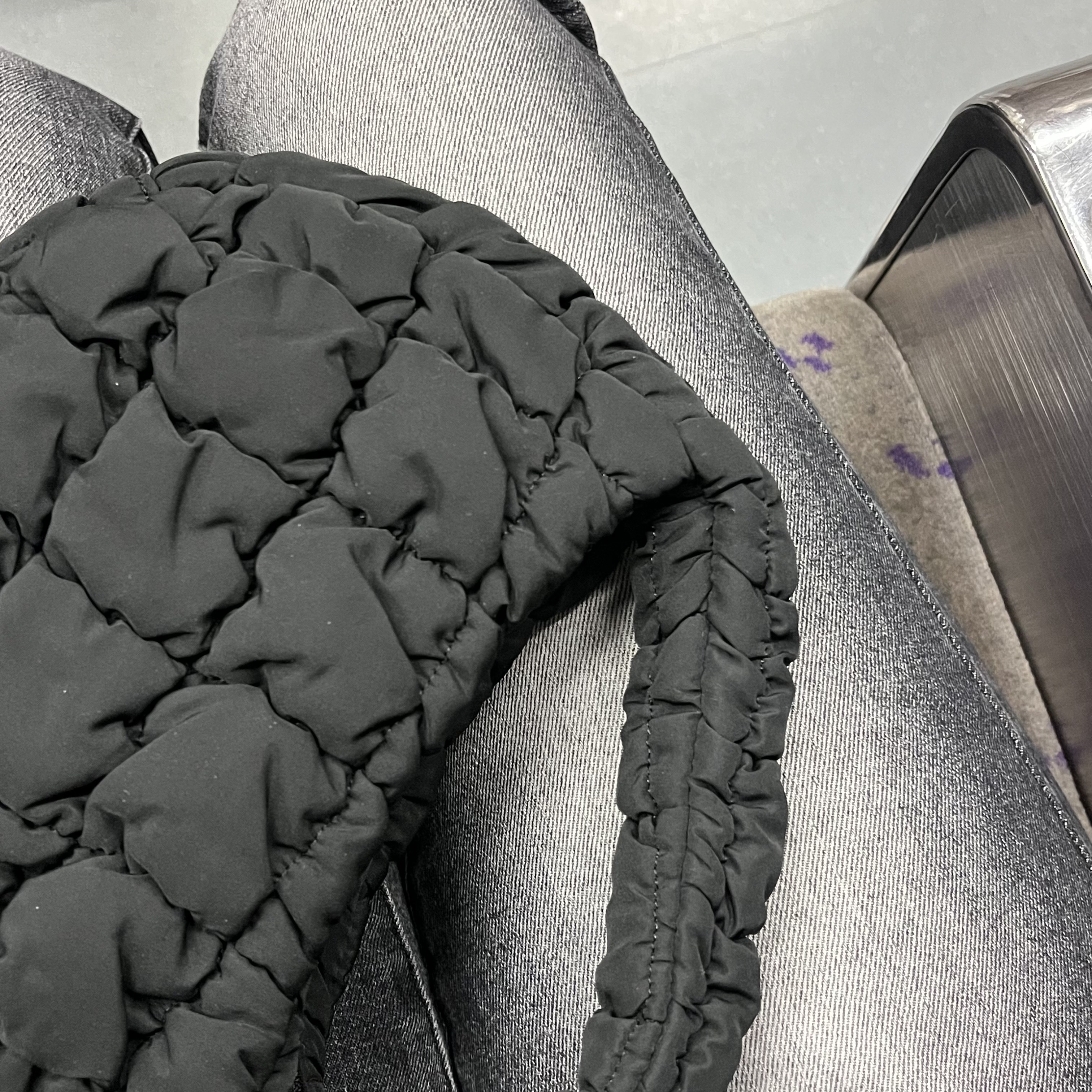 COS Quilted Micro Bag Black 착용 스타일