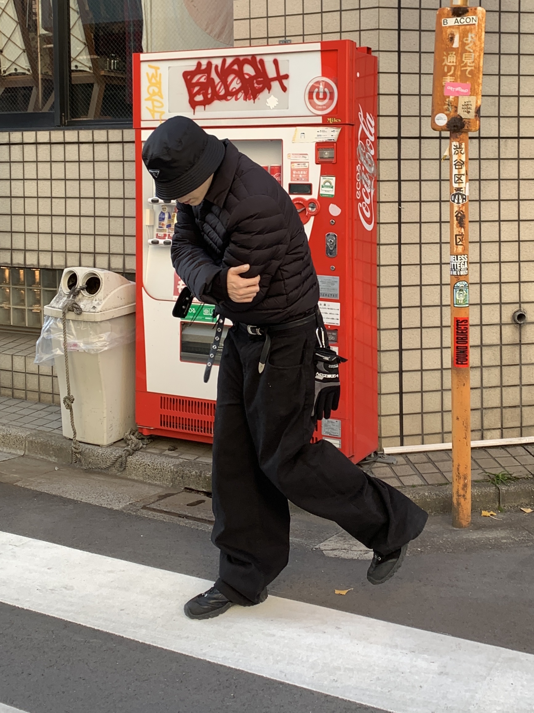 (W) Prada Re-Nylon Bucket Hat Black, Balenciaga Le Cagole XS Flap Bag in Arena Lambskin Black 착용 스타일 - 3