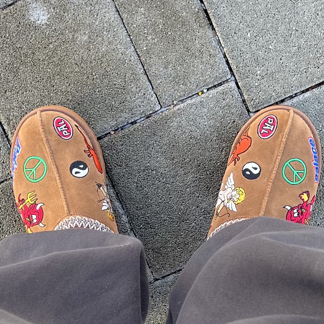 UGG x Palace Tasman Slipper Chestnut, Undermycar Mu.03 Anti Fxxking Logo Play Oversized Sweat Jogger Olive 착용 스타일
