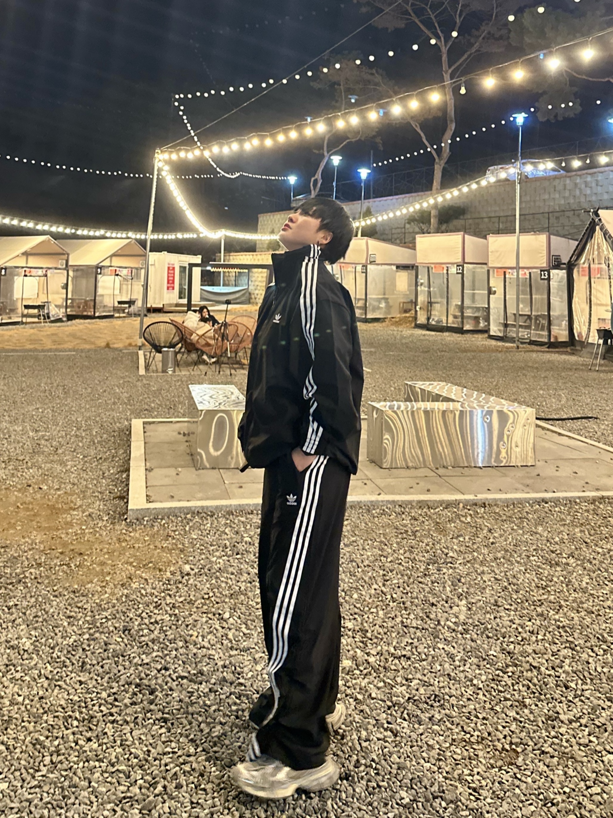 Balenciaga 3XL Sneakers Light Beige, (W) Adidas Adilenium Oversized Track Top Black - KR Sizing 착용 스타일