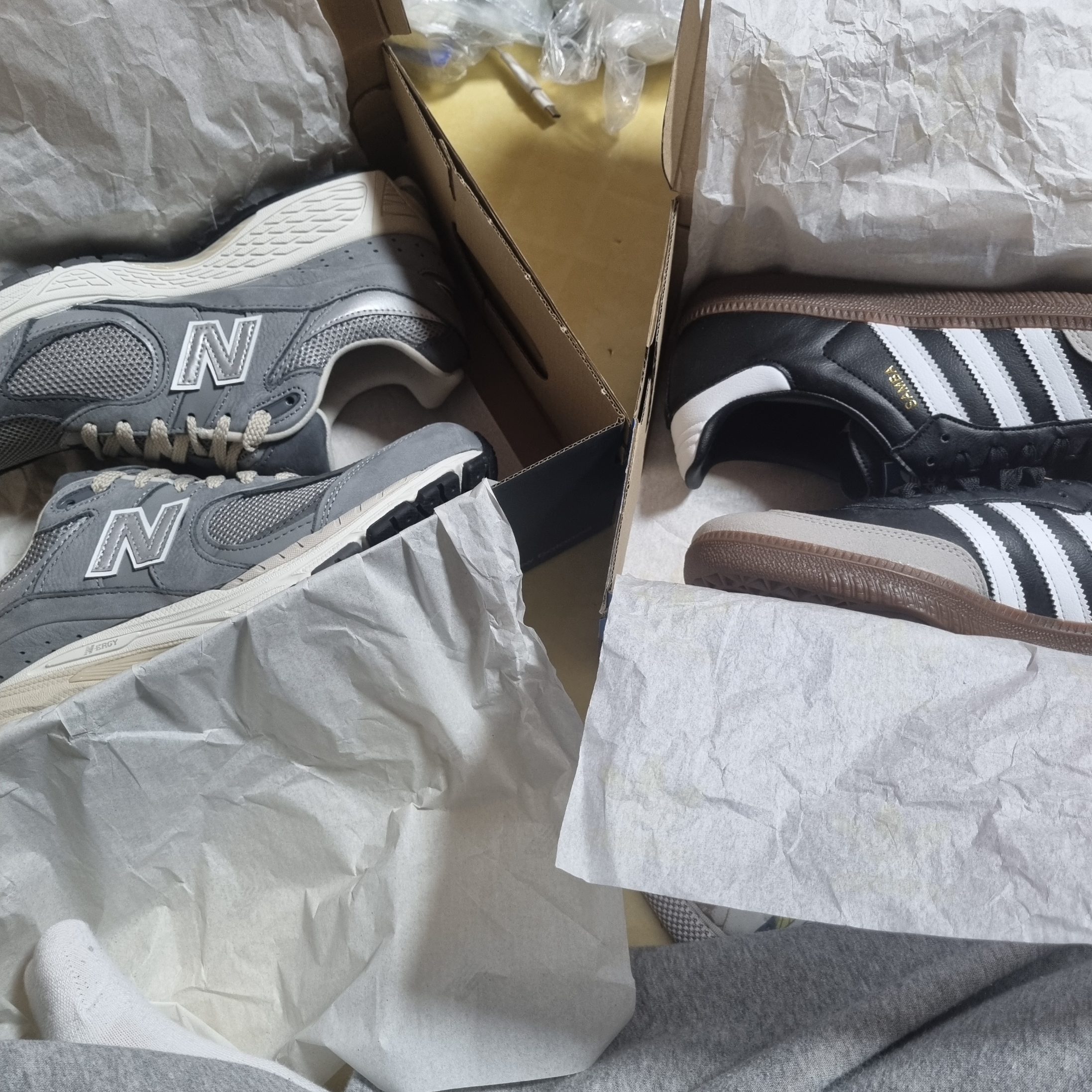 Adidas Samba Vegan Black White, New Balance 2002R Premium Vintage Grey 착용 스타일