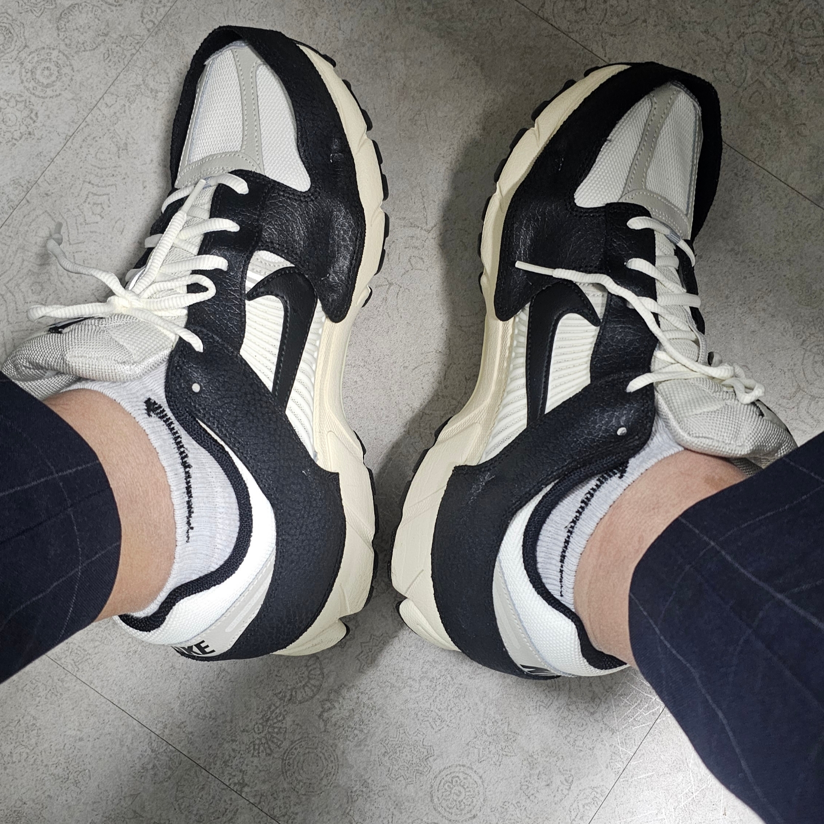 (W) Nike Zoom Vomero 5 Wolf Grey and Black 착용 스타일